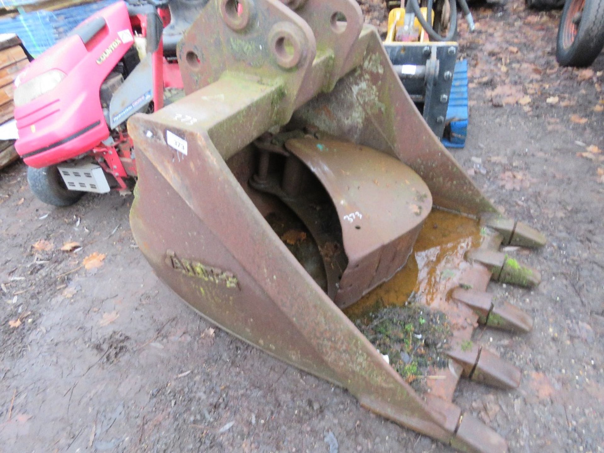 EXCAVATOR BUCKET, 3FT WIDTH ON 60MM PINS APPROX.