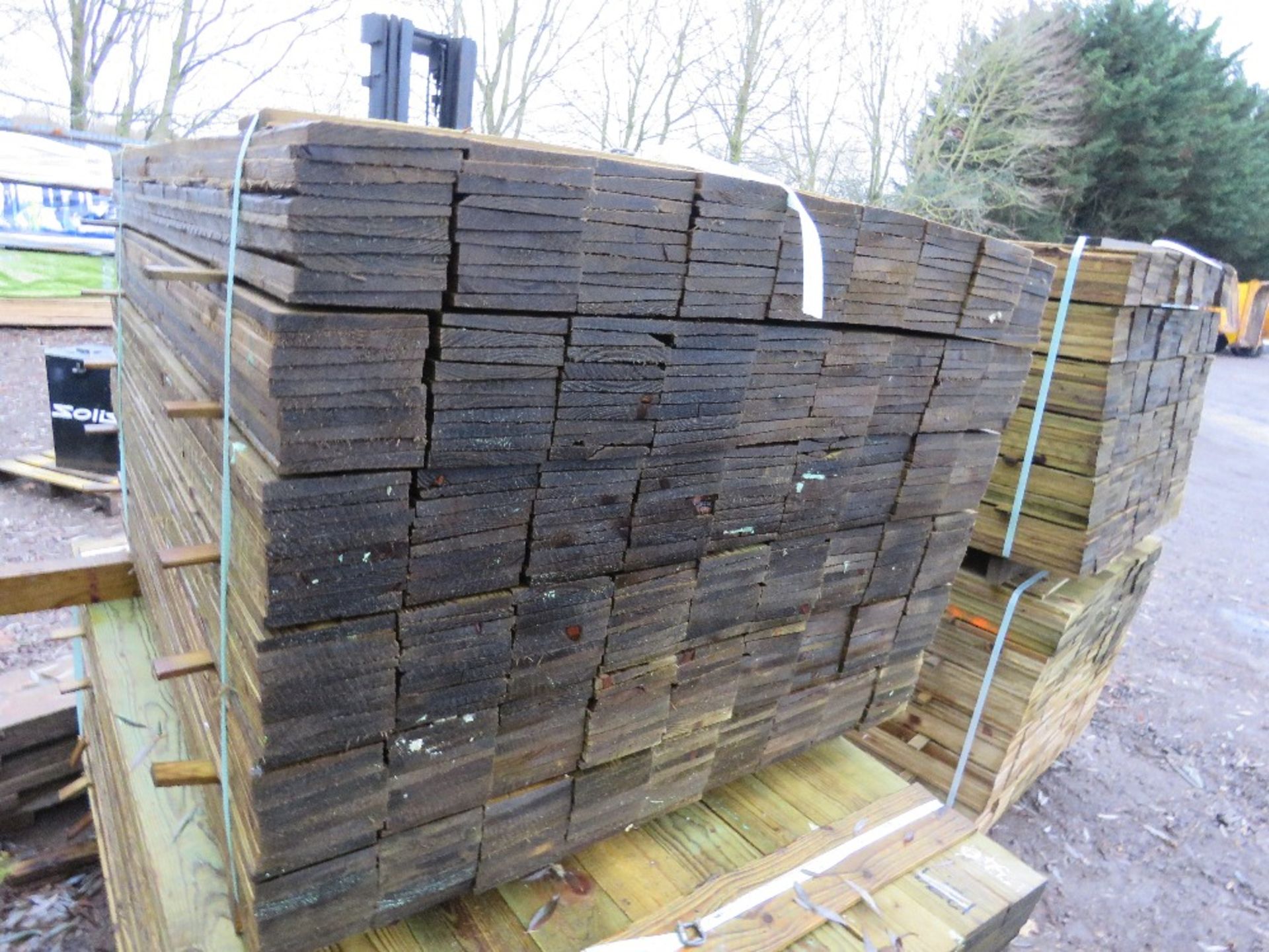 STACK OF TREATED FEATHER EDGE TIMBER: 2 X LARGE PACKS @ 1.2M AND 1.65M LENGTH 100MM WIDTH APPROX. - Image 3 of 4