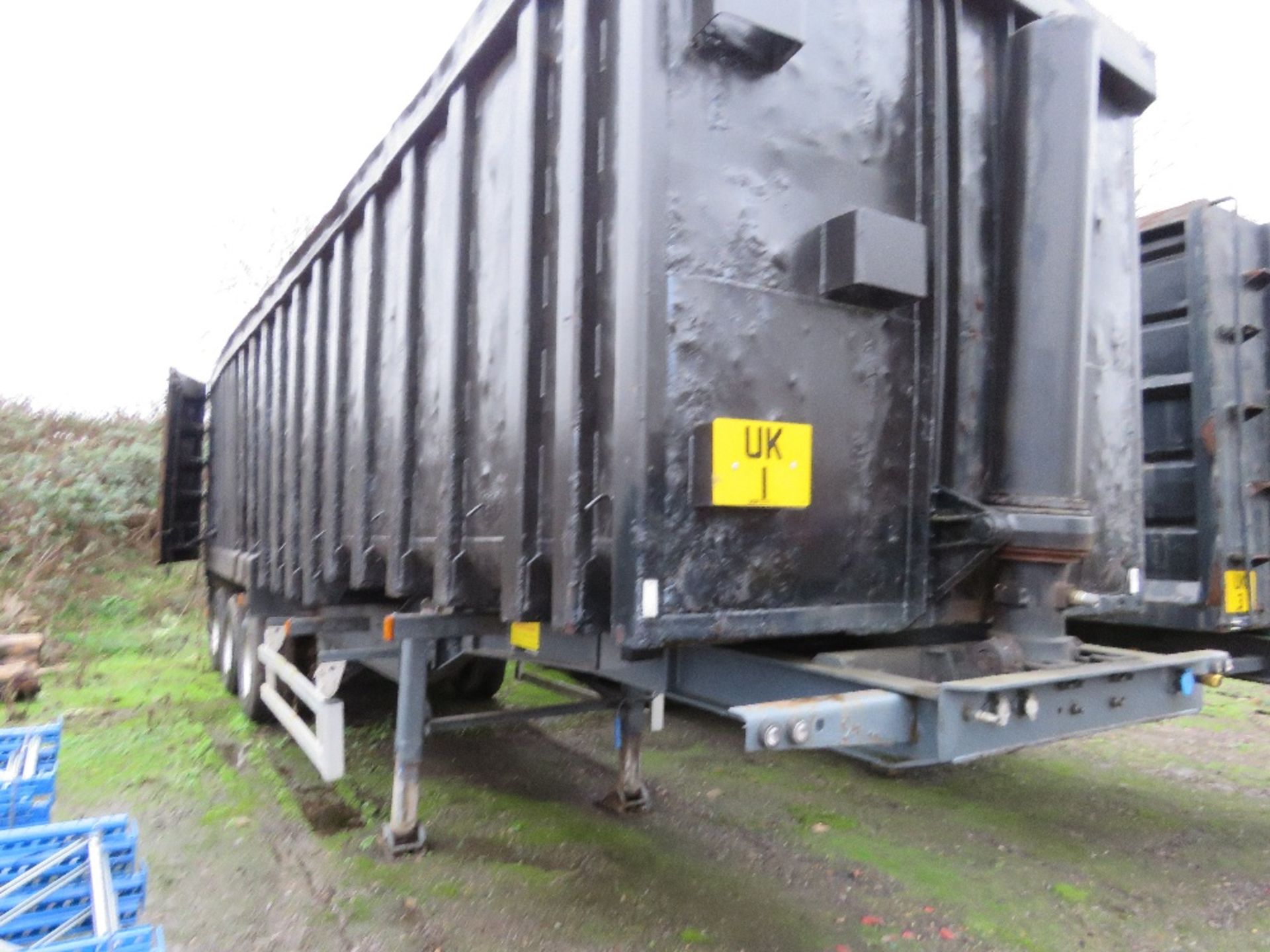 COUNTY TR WEIGHTLIFTER TRIAXLE SCRAP SPECIFICATION ARTIC TRAILER , 39TONNE GROSS, BARN DOORS, RIBBED