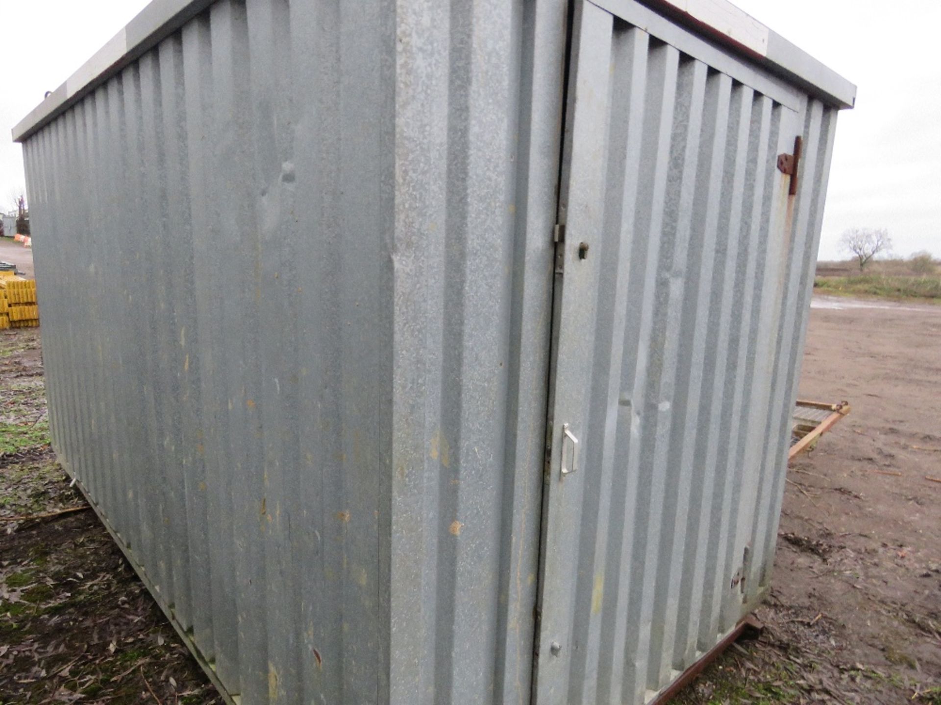 LIGHTWEIGHT METAL STORAGE CONTAINER SHED WITH KEY, ON STEEL RUNNERS. 13FT LENGTH APPROX. - Bild 4 aus 5