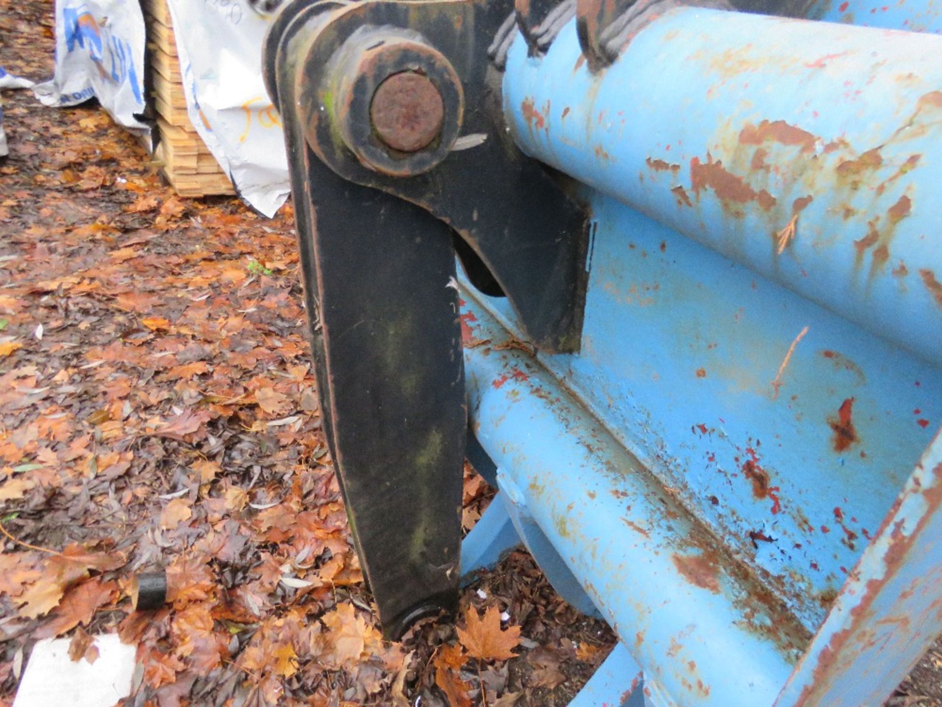 LARGE GRAPPLE ON 80MM PINS, APPEARS UNUSED/LITTLE USED. LOT LOCATION: THE STONDON HALL SALEGROUND, - Image 5 of 5