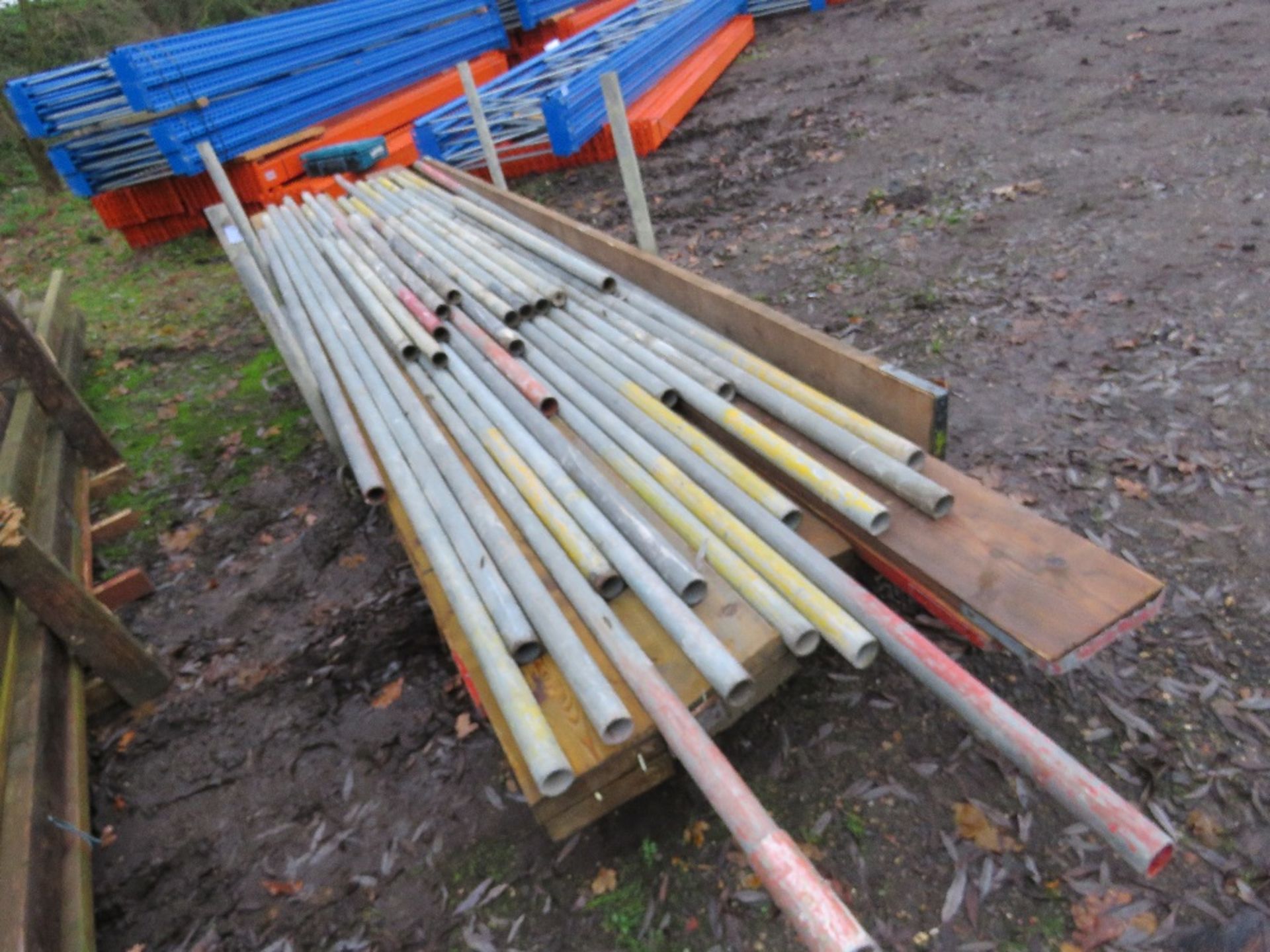 STILLAGE CONTAINING STEEL SCAFFOLD TUBES PLUS SOME BOARDS. THIS LOT IS SOLD UNDER THE AUCTIONEERS - Bild 2 aus 3