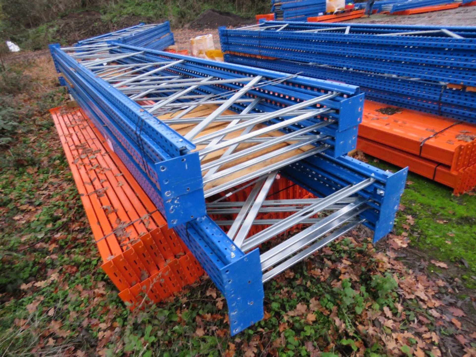 HEAVY DUTY PALLET RACKING: 10 X UPRIGHTS @ 5M HEIGHT WITH A WIDTH OF 0.9M, PLUS 54NO BEAMS @ 3.9M LE - Bild 3 aus 5
