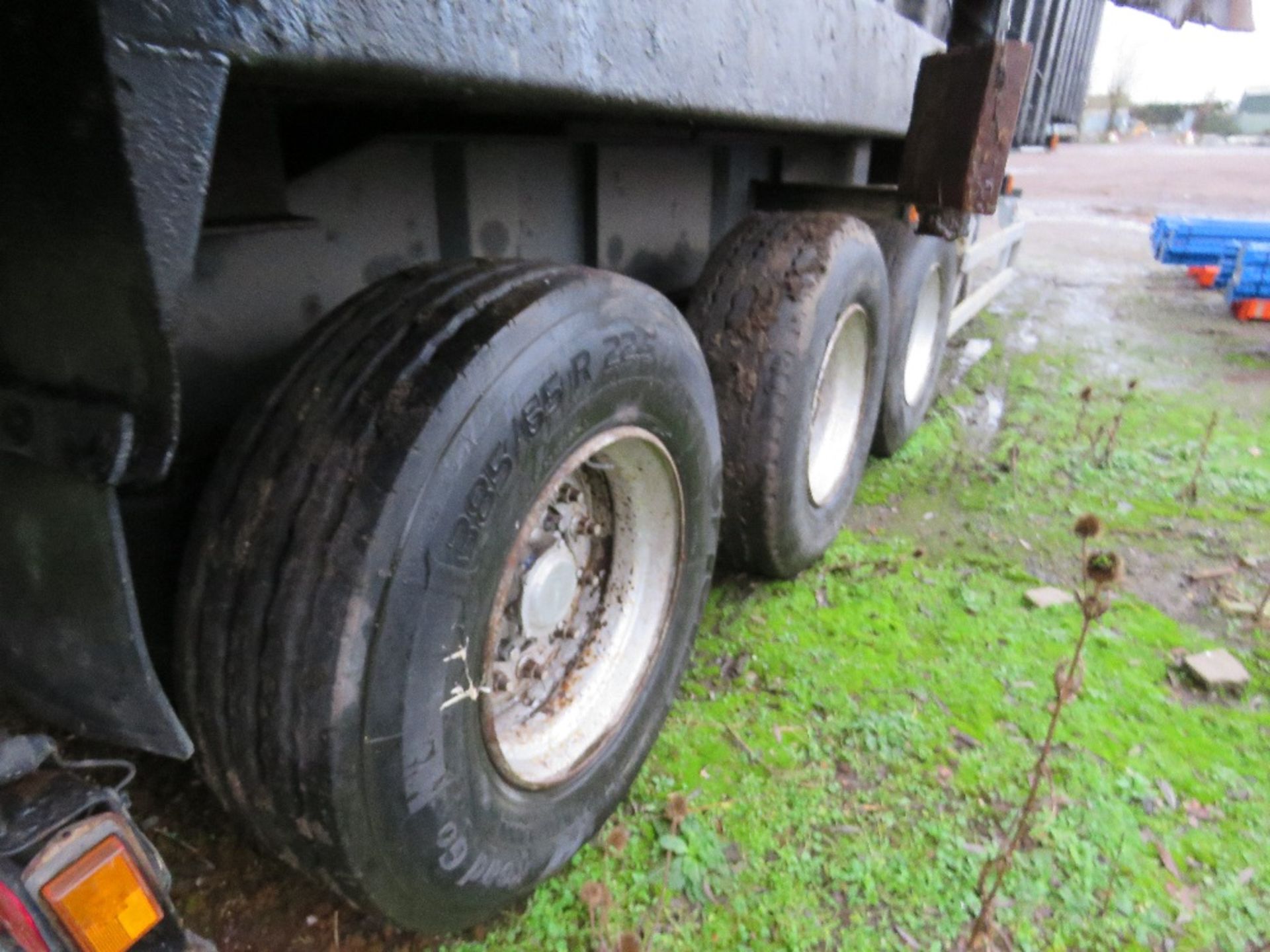 COUNTY TR WEIGHTLIFTER TRIAXLE SCRAP SPECIFICATION ARTIC TRAILER , 39TONNE GROSS, BARN DOORS, RIBBED - Bild 6 aus 6