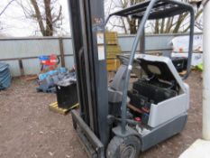 CROWN BATTERY POWERED FORKLIFT, INCOMPLETE. NO BATTERIES, CHARGER OR FORKS. DIRECT EX COMPANY LIQUI