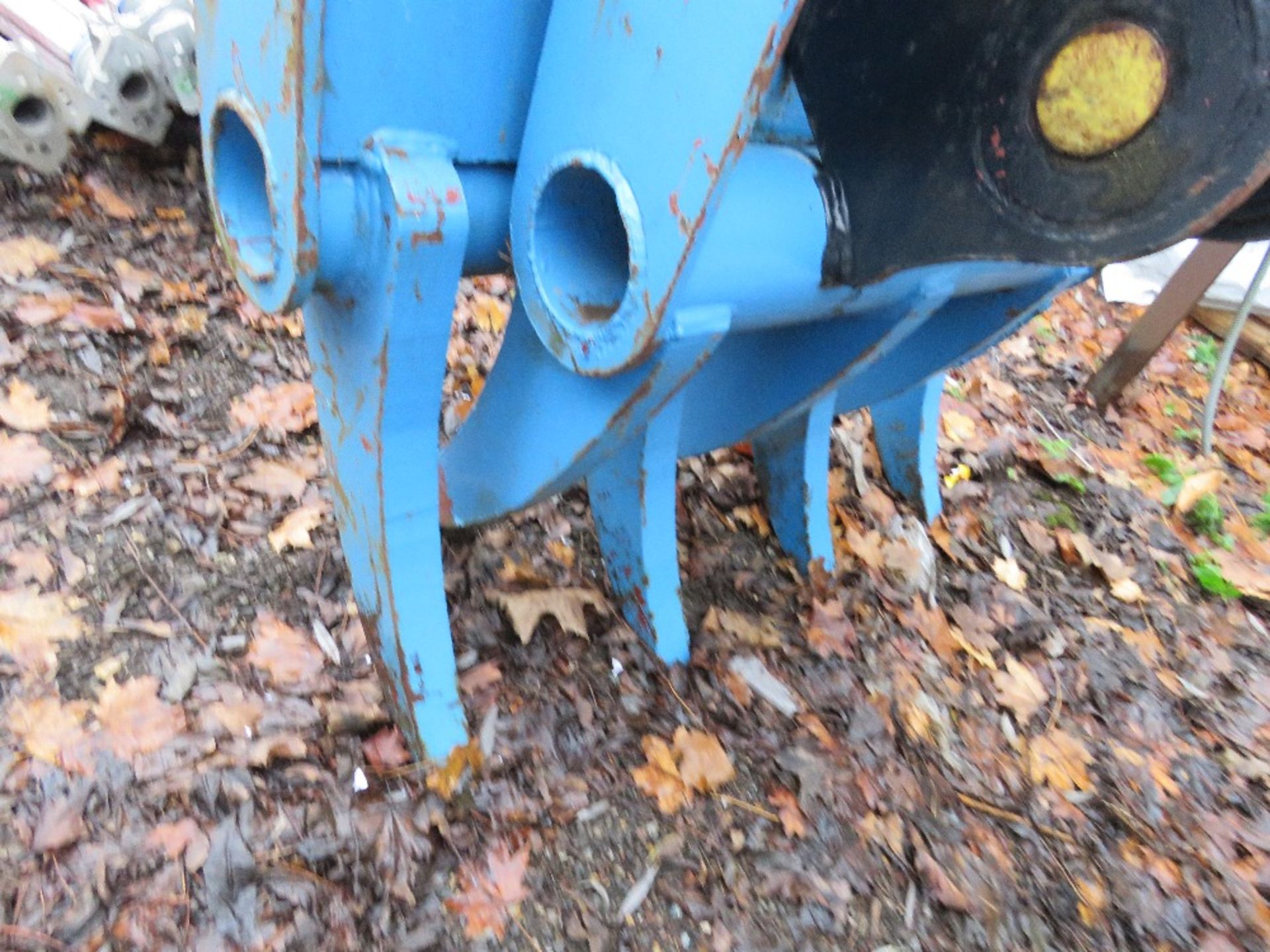 LARGE GRAPPLE ON 80MM PINS, APPEARS UNUSED/LITTLE USED. LOT LOCATION: THE STONDON HALL SALEGROUND, - Image 4 of 5