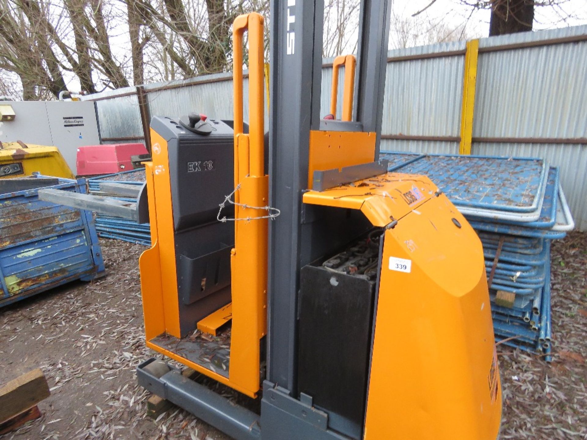 STILL LOGISLIFT EK10 BATTERY POWERED AISLE FORKLIFT. DIRECT FROM COMPANY LIQUIDATION. HAS KEY BUT NO