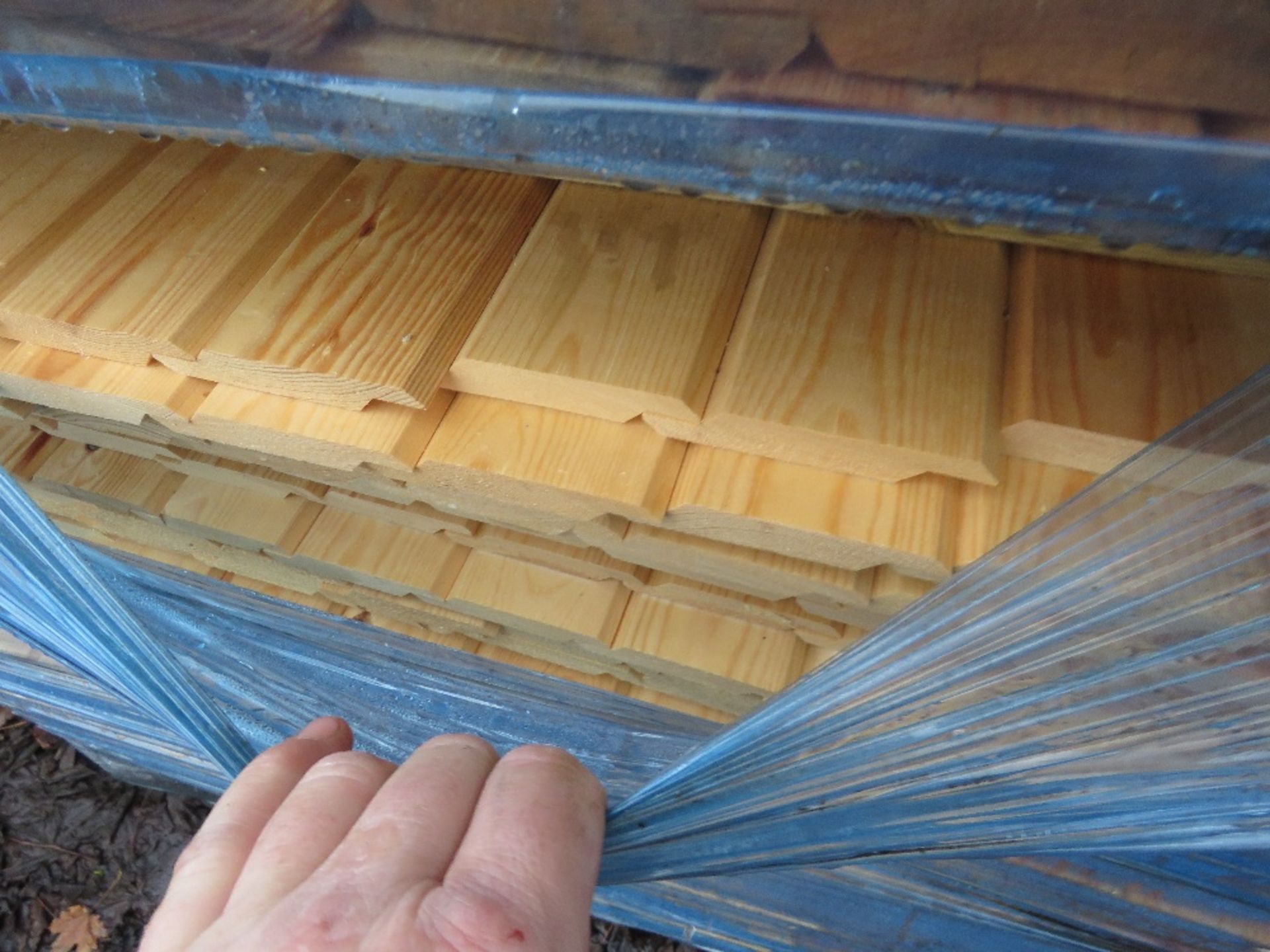 LARGE STACK (2 X PACKS) OF UNTREATED SHIPLAP TIMBER FENCING BOARDS: 1.72M LENGTH APPROX. - Image 3 of 3