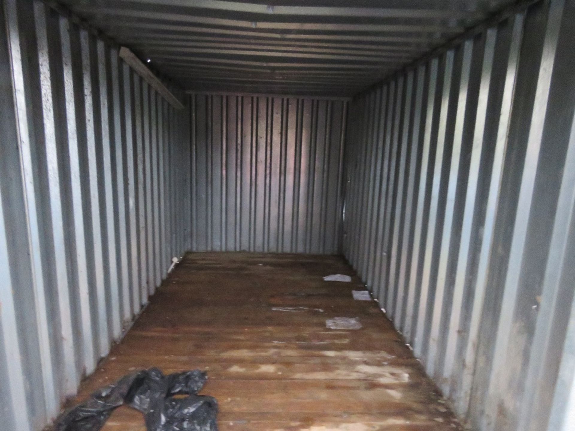 LIGHTWEIGHT METAL STORAGE CONTAINER SHED WITH KEY, ON STEEL RUNNERS. 13FT LENGTH APPROX. - Bild 3 aus 5