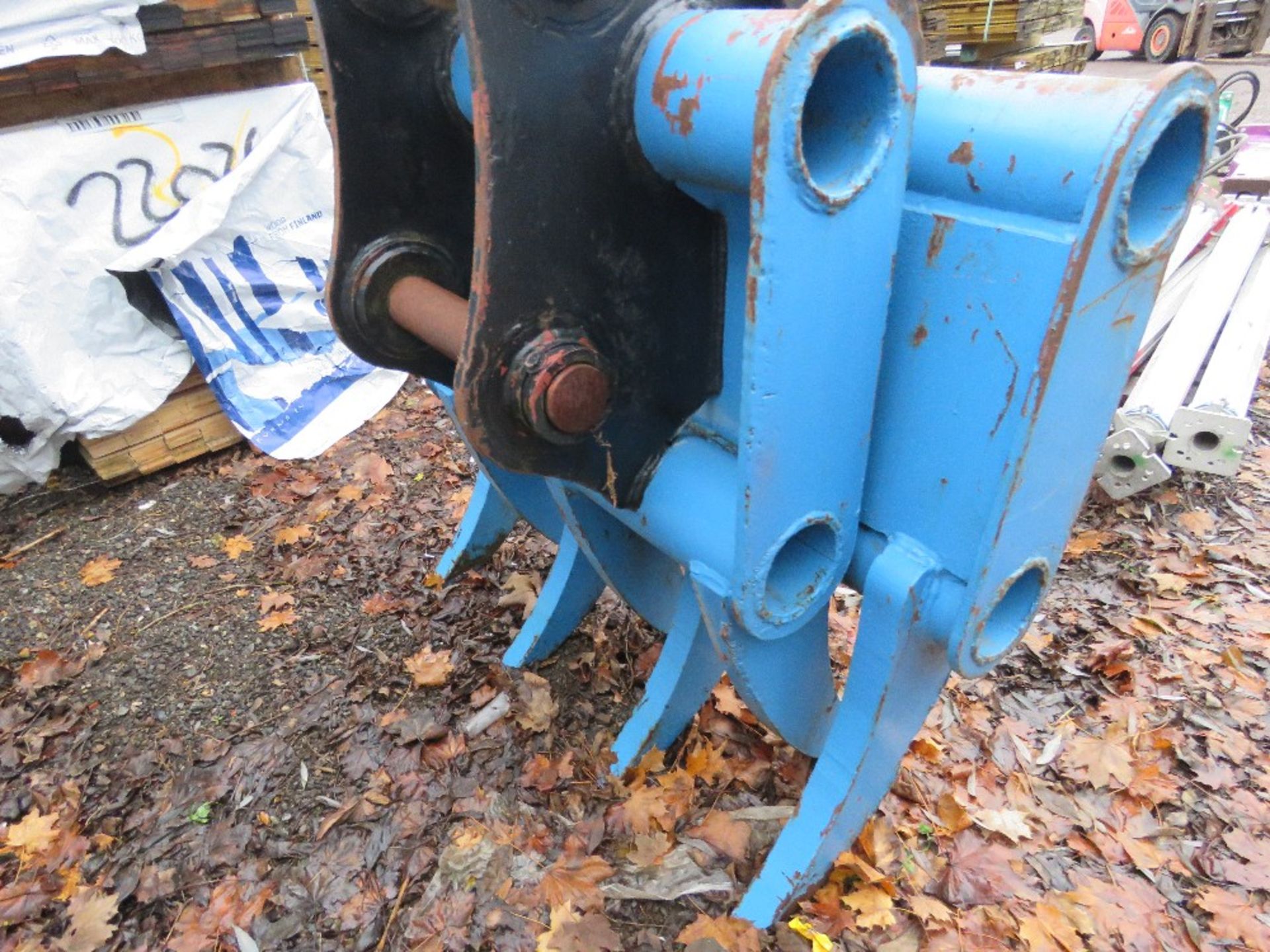 LARGE GRAPPLE ON 80MM PINS, APPEARS UNUSED/LITTLE USED. LOT LOCATION: THE STONDON HALL SALEGROUND, - Image 2 of 5