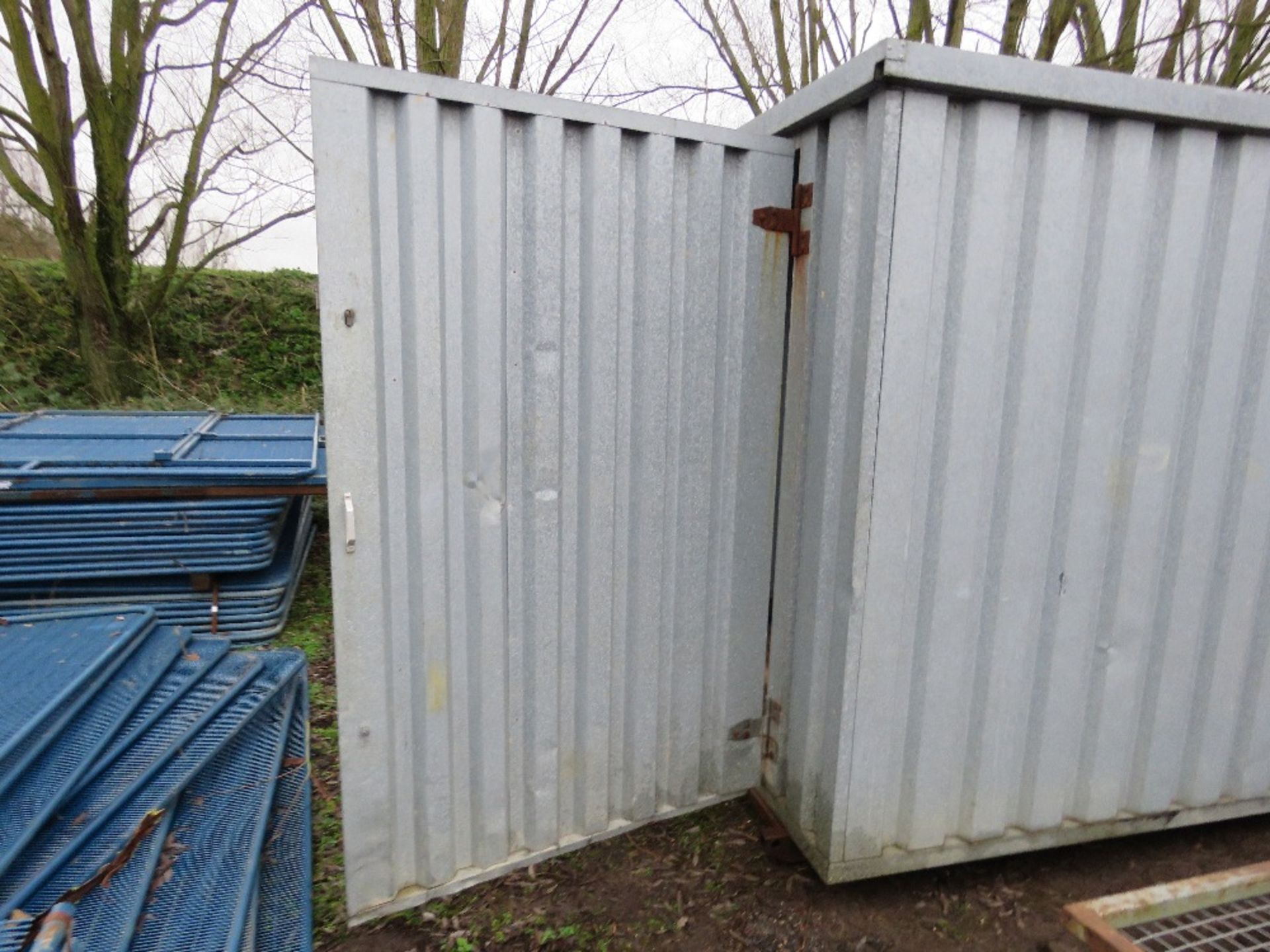 LIGHTWEIGHT METAL STORAGE CONTAINER SHED WITH KEY, ON STEEL RUNNERS. 13FT LENGTH APPROX. - Bild 2 aus 5
