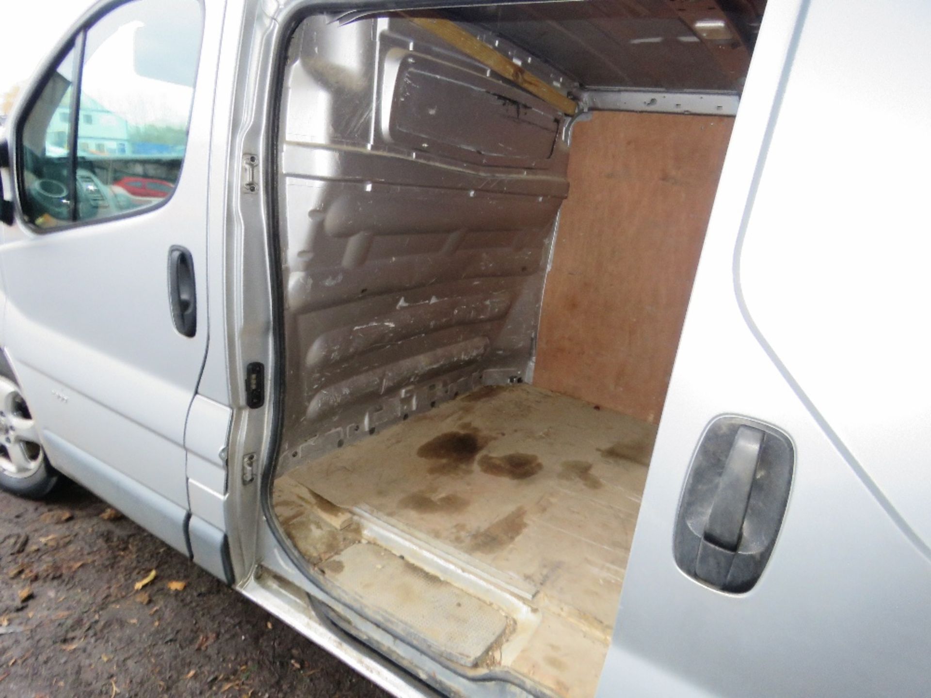 VAUXHALL VIVARO CDTI 2900 PANEL VAN REG:VE63 FUO. WITH V5. TESTED UNTIL 12.2.23. 80,685 REC MILES. D - Image 5 of 11