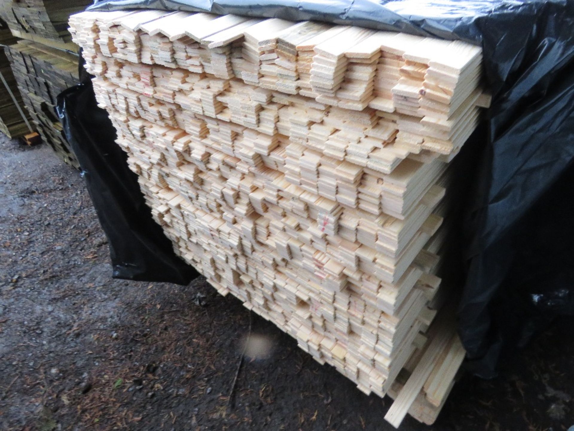 EXTRA LARGE PACK OF UNTREATED WOVEN FENCE PANEL SLATS 1.75M LENGTH APPROX. - Image 4 of 4