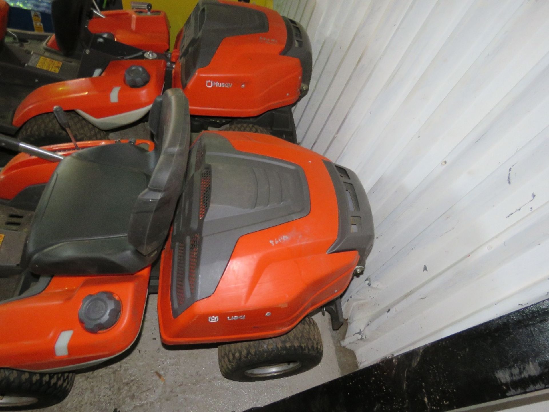 HUSQVARNA R214T RIDER RIDE ON MOWER WITH 94CM WIDE OUTFRONT DECK, YEAR 2022, 86 REC HOURS. LARGER WH - Image 2 of 4
