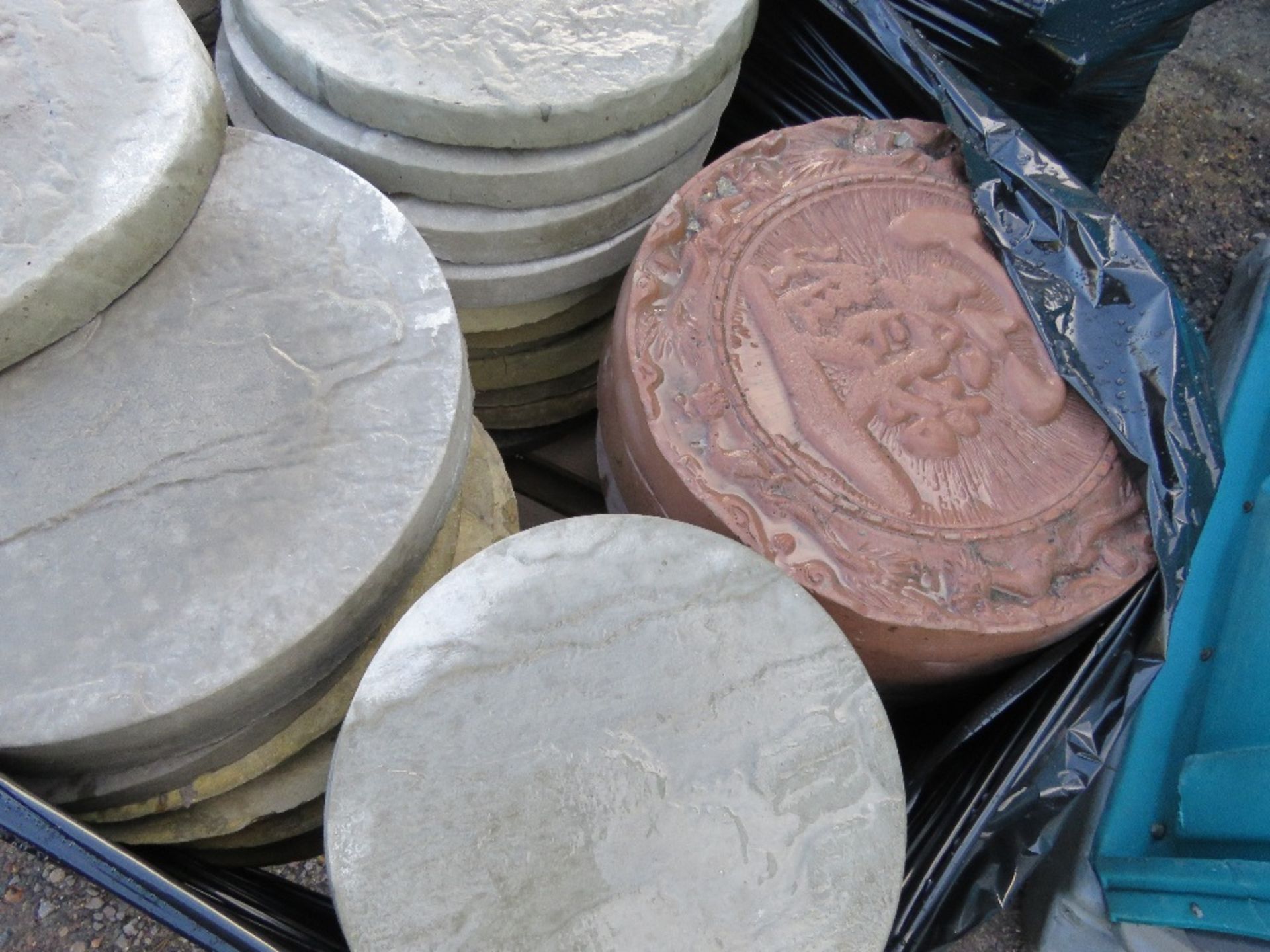 2 X LARGE PALLETS OF DECORATIVE PAVING SLABS. THIS LOT IS SOLD UNDER THE AUCTIONEERS MARGIN SCHEM - Image 4 of 5