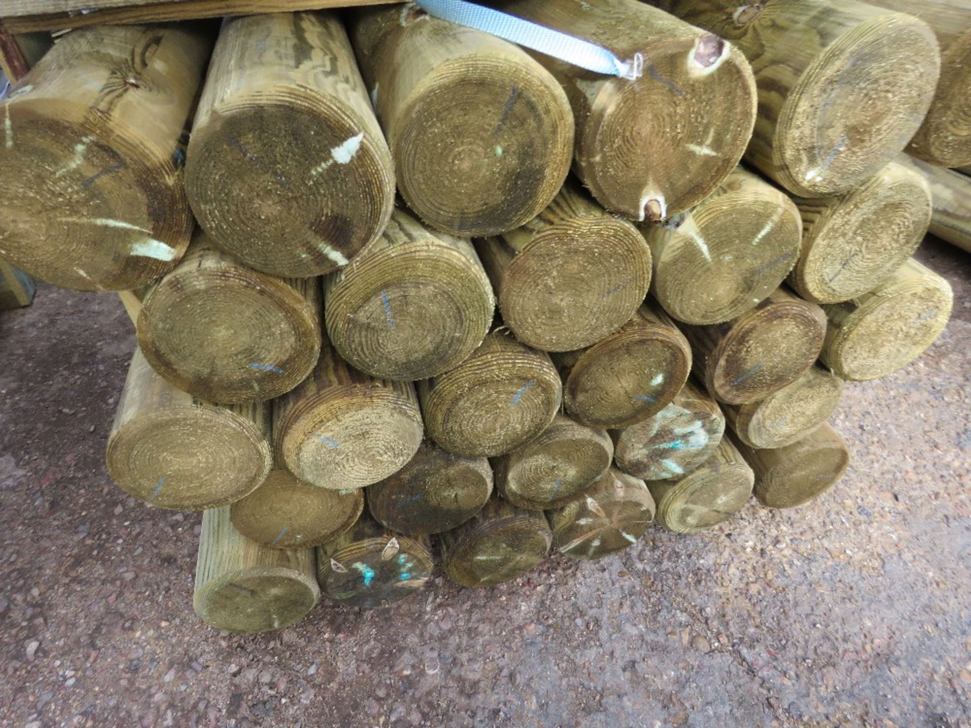 PACK OF 28NO HEAVY DUTY MACHINED TIMBER FENCE POSTS WITH A POINT, PRESSURE TREATED, 2.4M LENGTH X 15 - Image 2 of 2