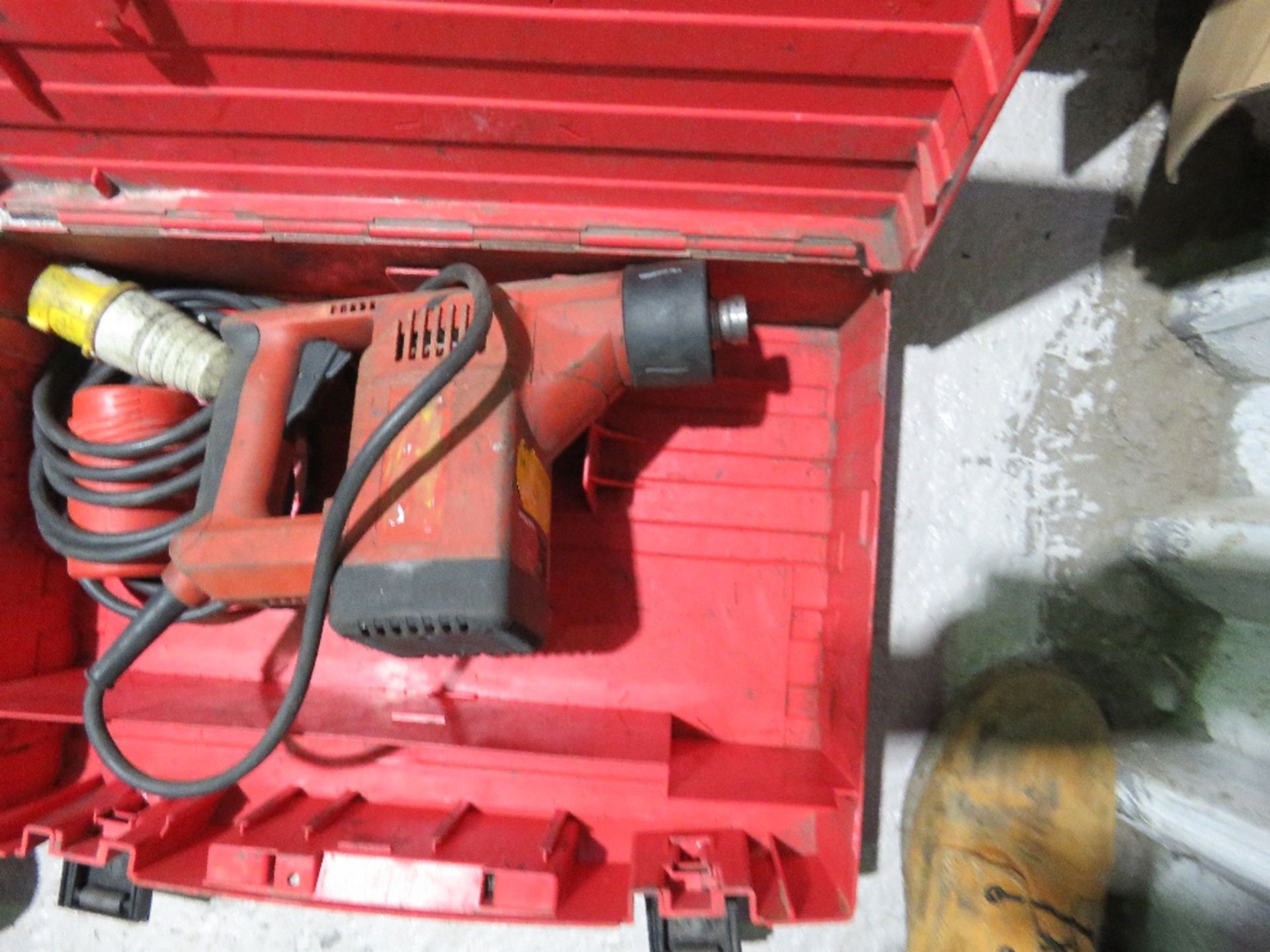 HILTI TE104 BREAKER DRILL IN A CASE. - Image 3 of 3