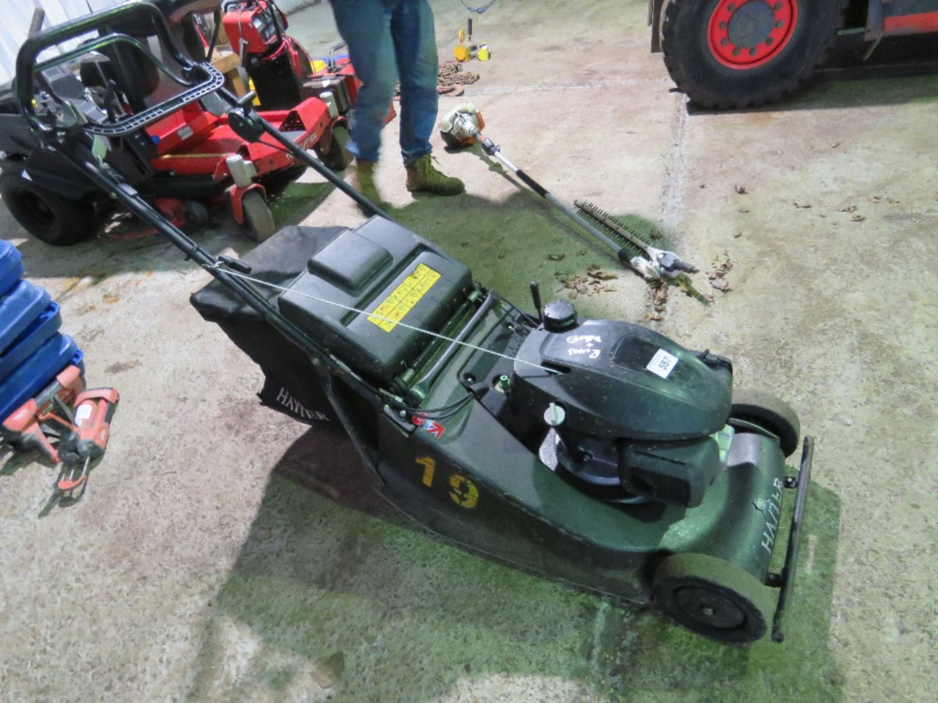 HAYTER HARRIER PROFESSIONAL MOWER WITH A COLLECTOR. WHEN TESTED WAS SEEN TO RUN AND DRIVE. . DIRECT - Image 3 of 4