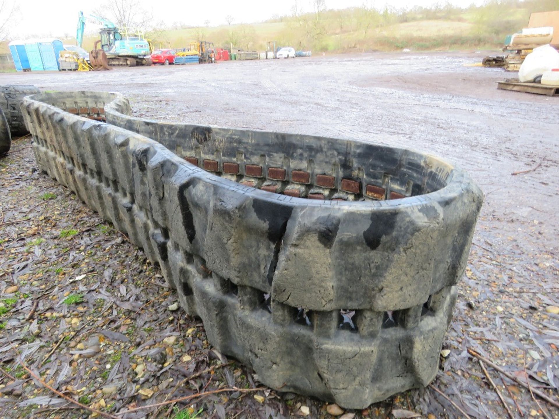 1 X VULCAN R400X72.5X71 MARKED EXCAVATOR TRACKS. THIS LOT IS SOLD UNDER THE AUCTIONEERS MARGIN SC - Image 2 of 3