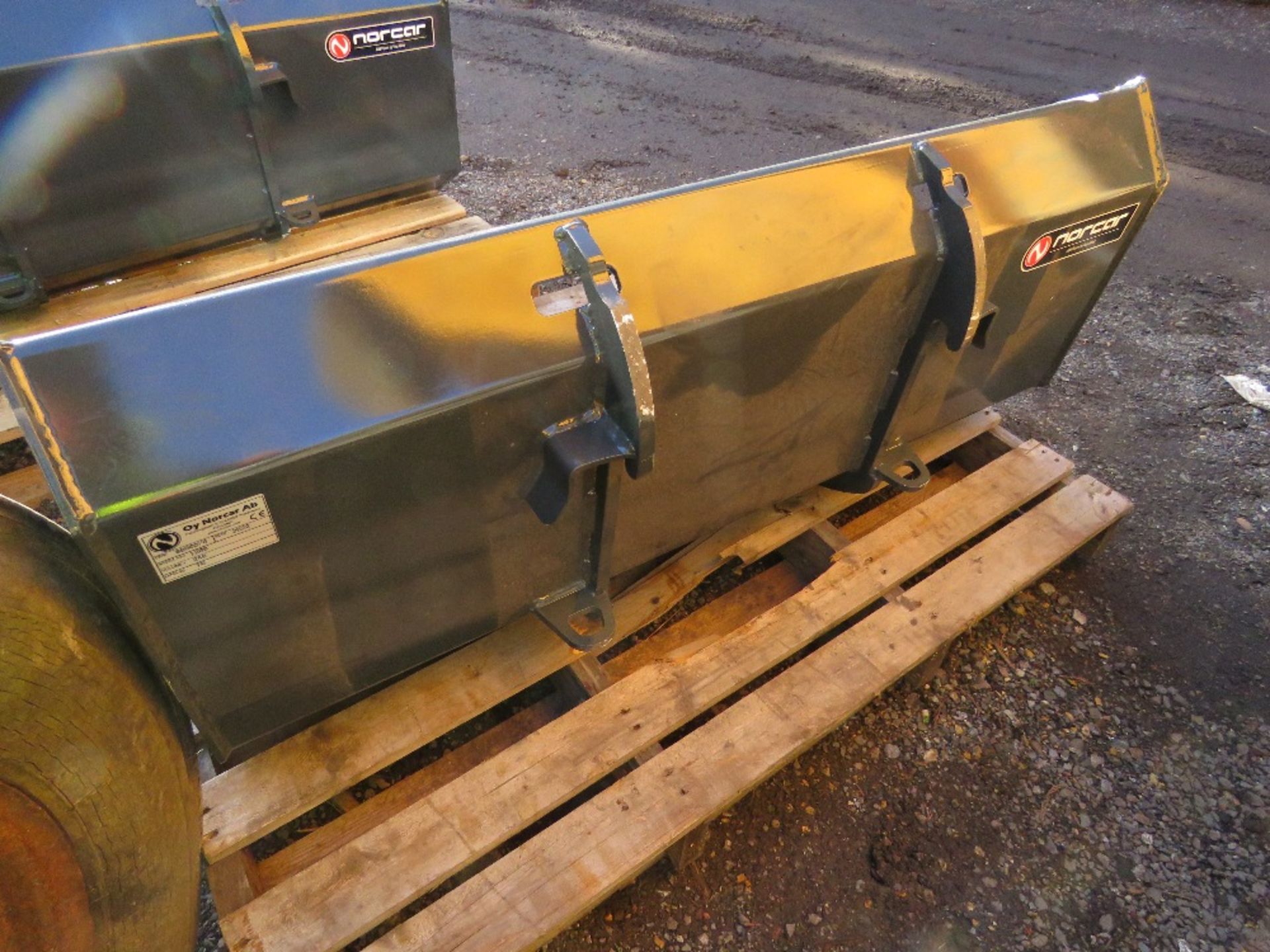 NORCAR BRANDED 1.2M WIDE LOADER BUCKET WITH BRACKETS TO FIT AVANT, MULTI ONE OR NORCAR LOADERS, 0.24 - Image 2 of 3