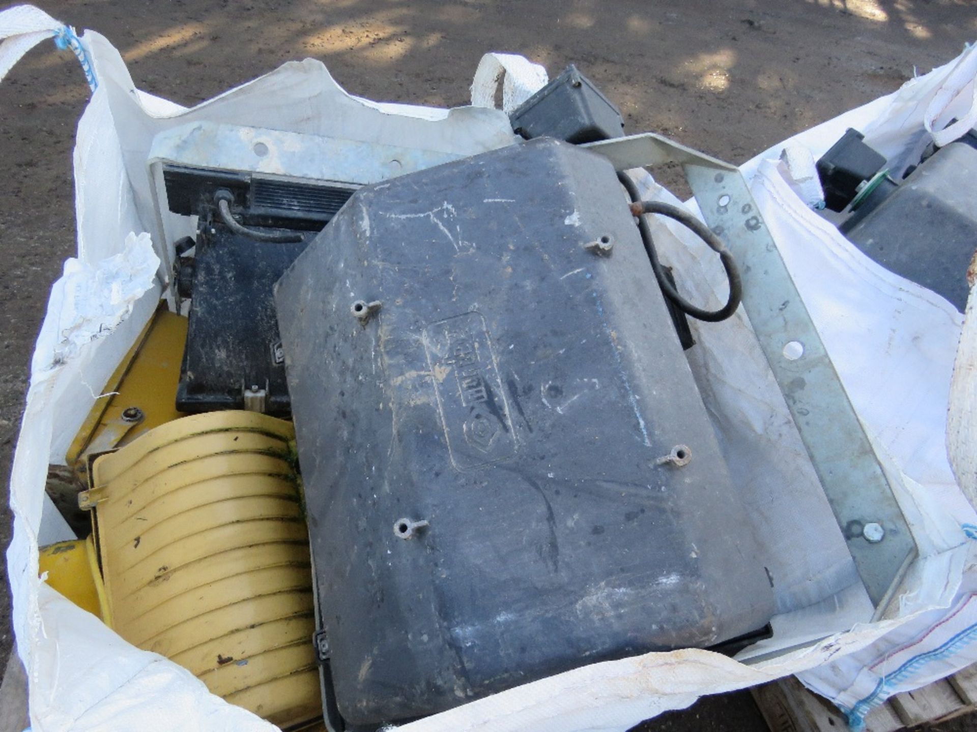 2 X BULK BAGS CONTAINING YARD LIGHTS. THIS LOT IS SOLD UNDER THE AUCTIONEERS MARGIN SCHEME, THERE - Image 2 of 6