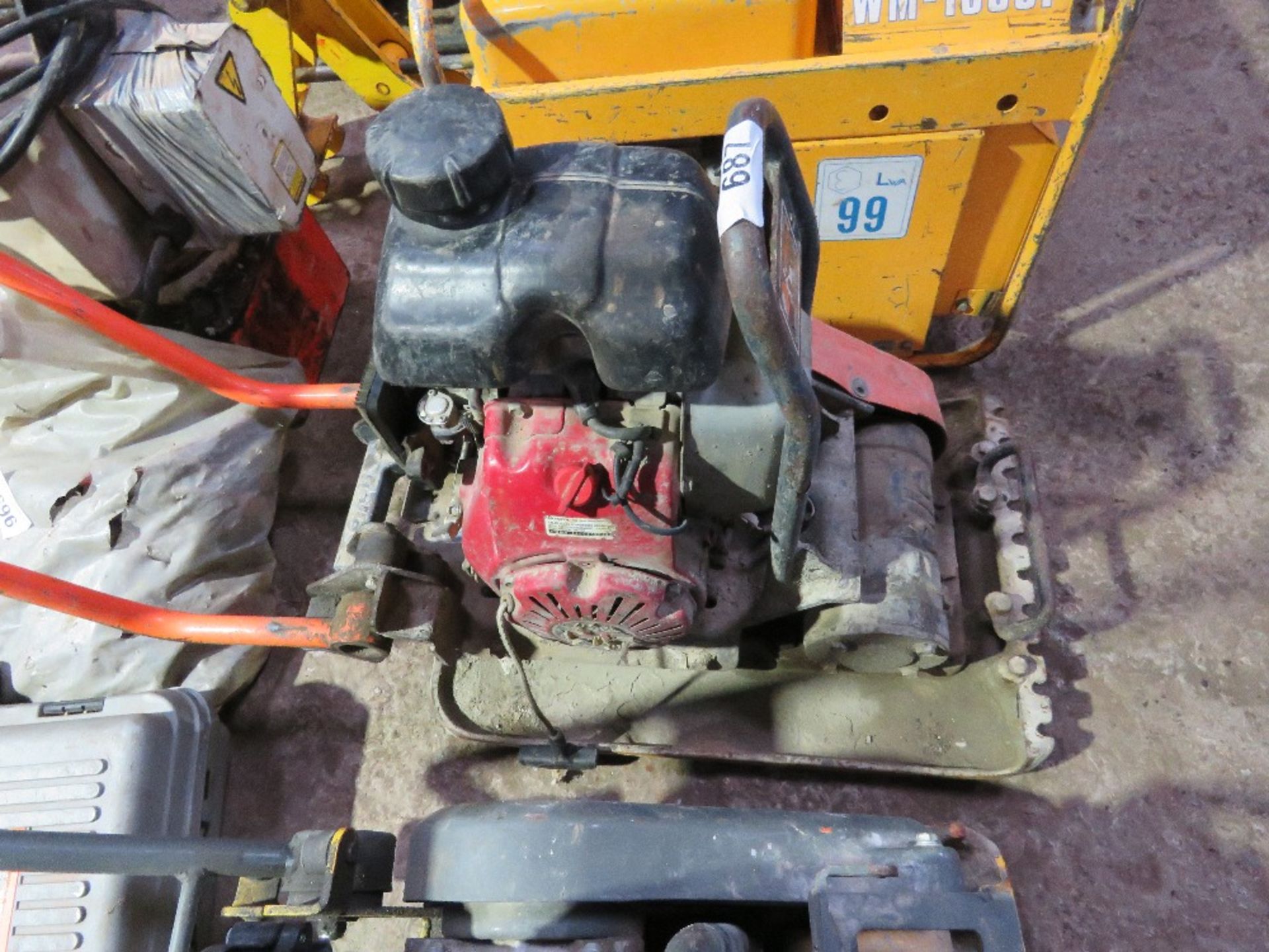 BELLE 400 PETROL ENGINED COMPACTION PLATE. THIS LOT IS SOLD UNDER THE AUCTIONEERS MARGIN SCHEME,