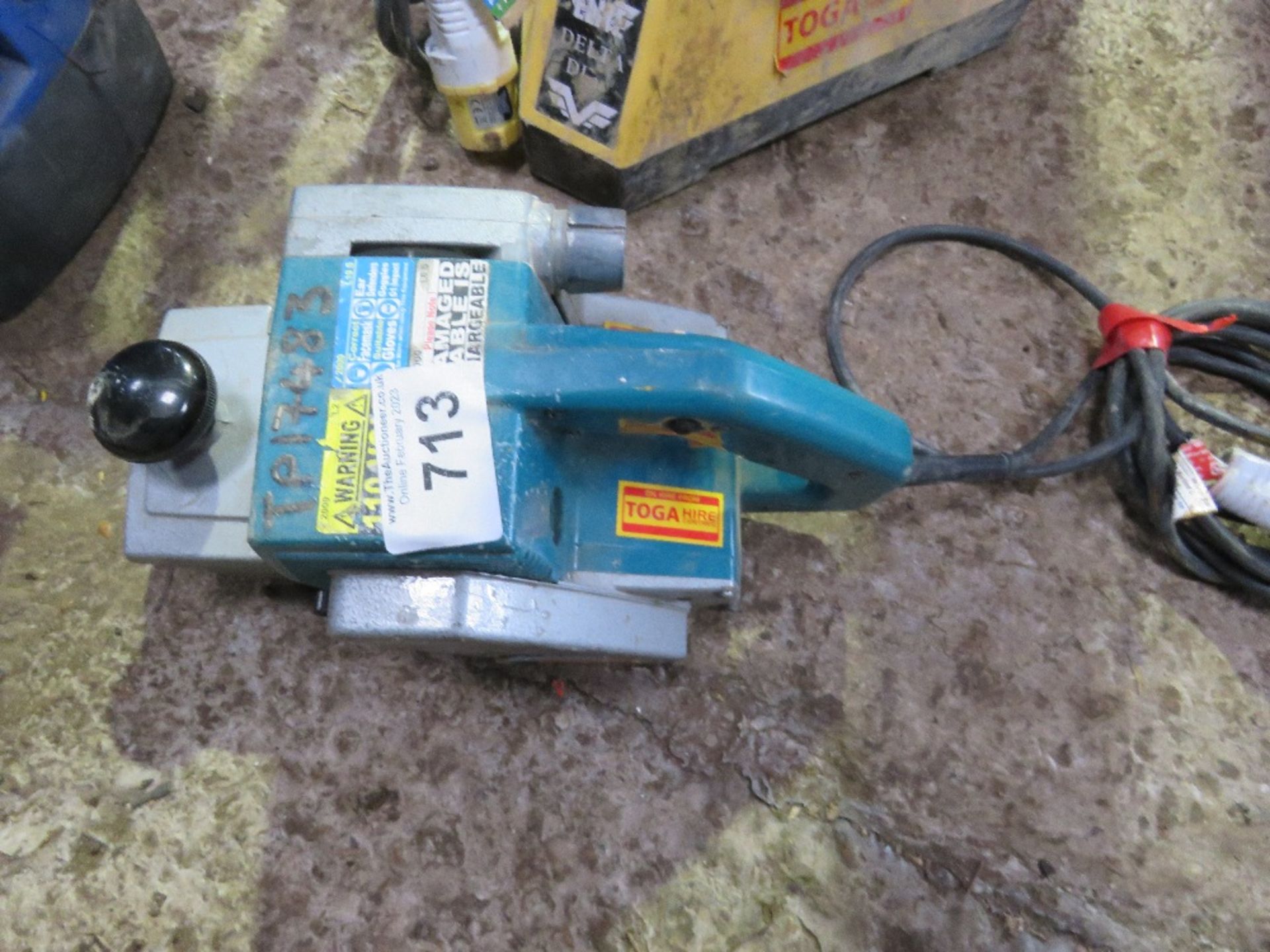 MAKITA 110VOLT POWERED BELT SANDER.