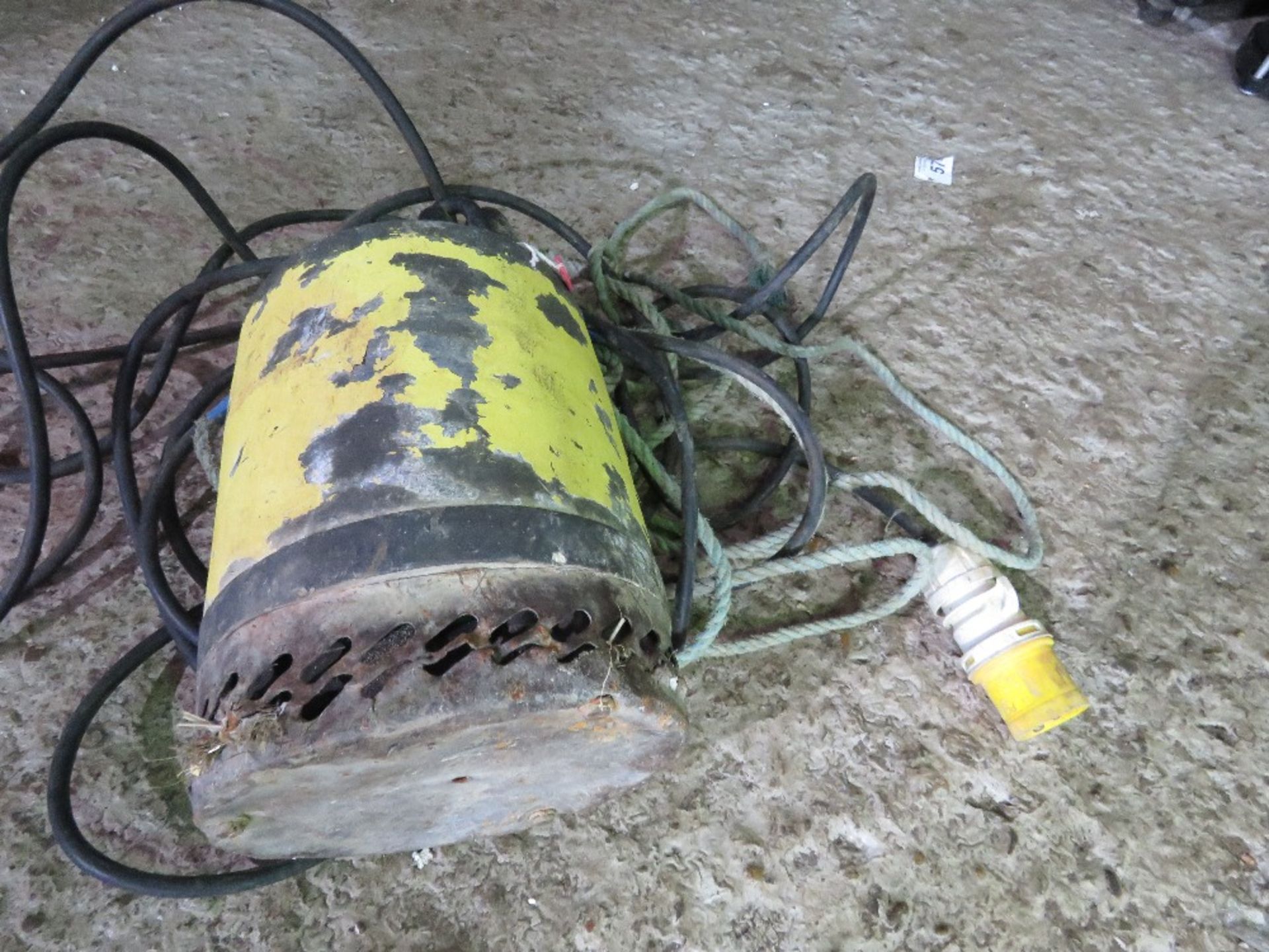 SUBMERSIBLE WATER PUMP, 110VOLT. - Image 3 of 3