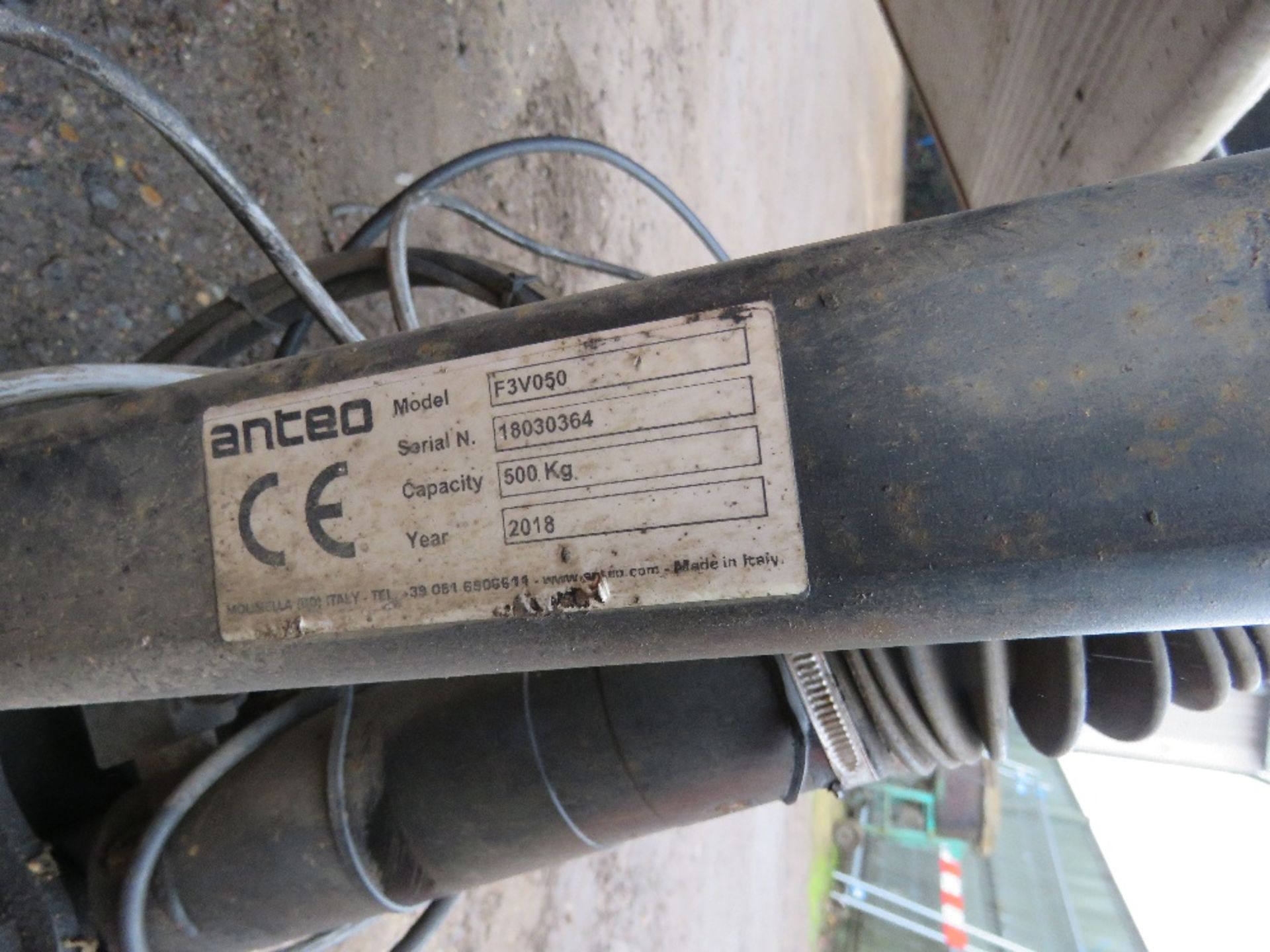 ANTEO 500KG RATED REAR VEHICLE LIFT, 5FT WIDTH APPROX. THIS LOT IS SOLD UNDER THE AUCTIONEERS MAR - Image 4 of 6