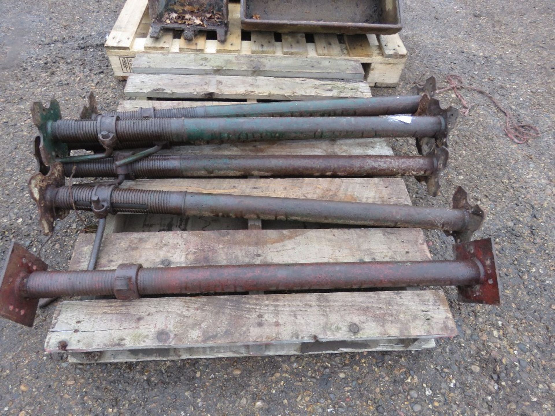6 ACROW TYPE SUPPORT PROPS 3FT CLOSED LENGTH. THIS LOT IS SOLD UNDER THE AUCTIONEERS MARGIN SCHE - Image 3 of 4
