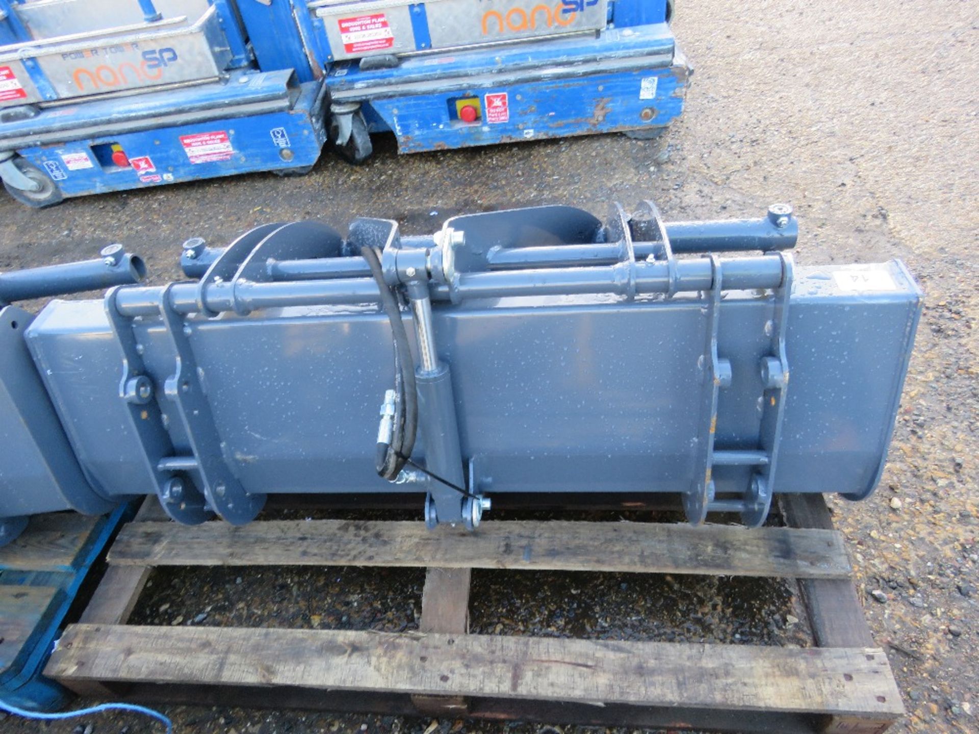 1 X COCHET GRAB TYPE TRACTOR FOREND LOADER BUCKETS, 1.2M WIDTH APPROX, UNUSED, 800MM CENTRES BETWEEN - Image 2 of 2