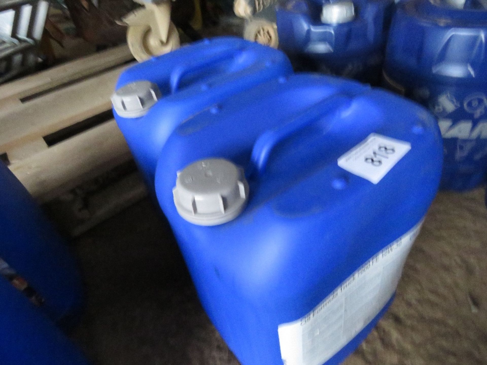 2 X 20LITRE DRUMS OF Q8 FORMULA TRUCK 7000E FE 10W-30 ENGINE OIL. THIS LOT IS SOLD UNDER THE AUCT