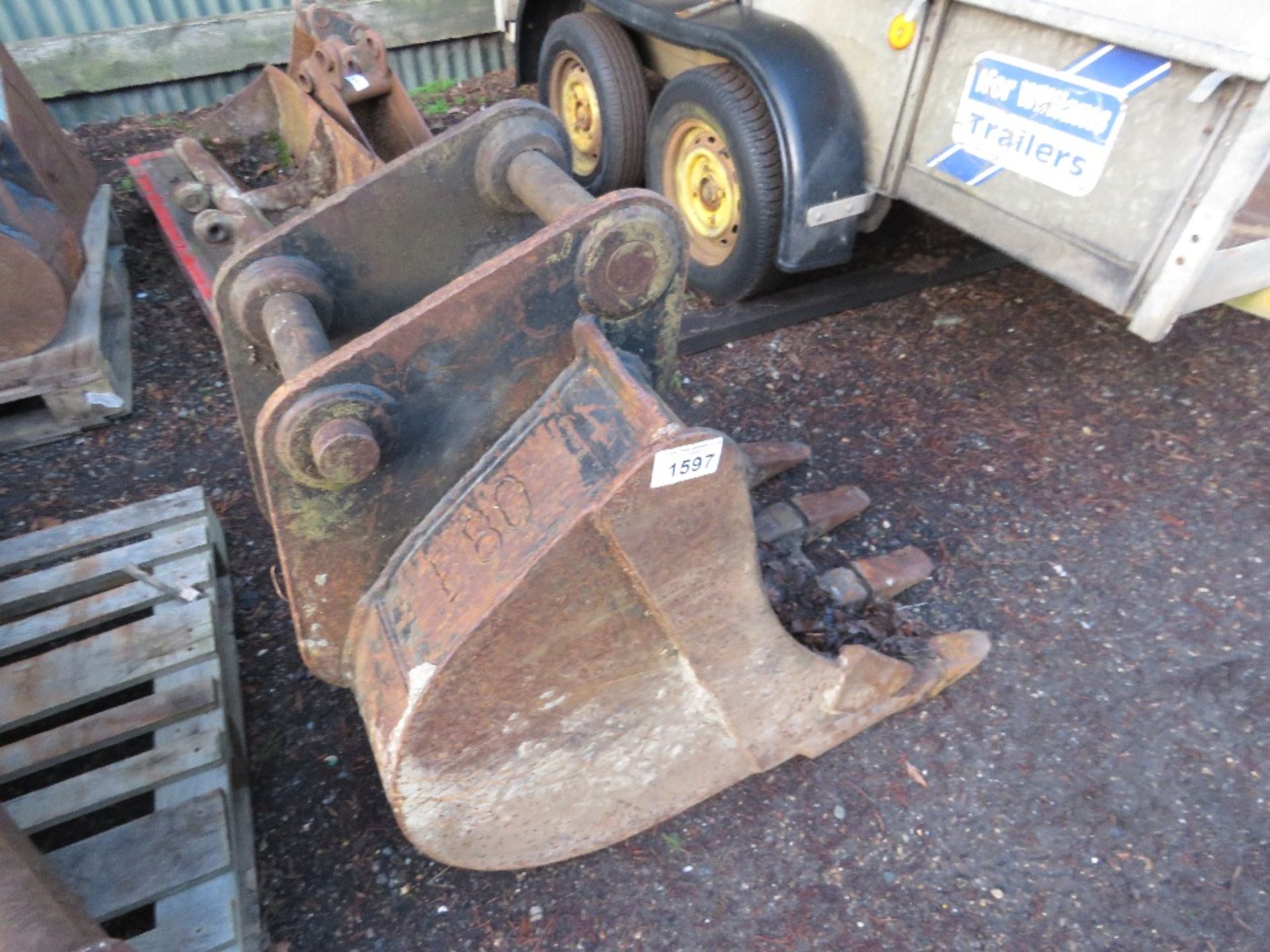 EXCAVATOR BUCKET, 2FT WIDTH WITH 50MM PINS APROX, SUITABLE FOR 8 TONNE MACHINE. THIS LOT IS SOLD - Image 2 of 3