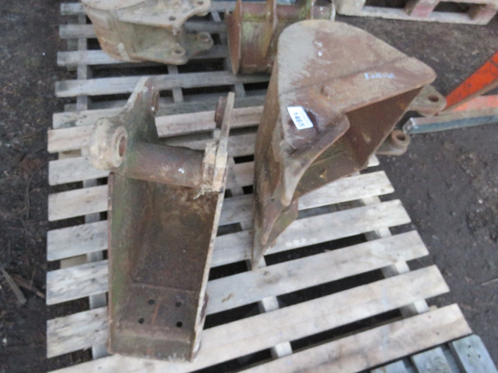 2 X MINI EXCAVATOR BUCKETS: KUBOTA 2.8TONNE, 35MM PINS, 18" AND 10" APPROX. THIS LOT IS SOLD UND