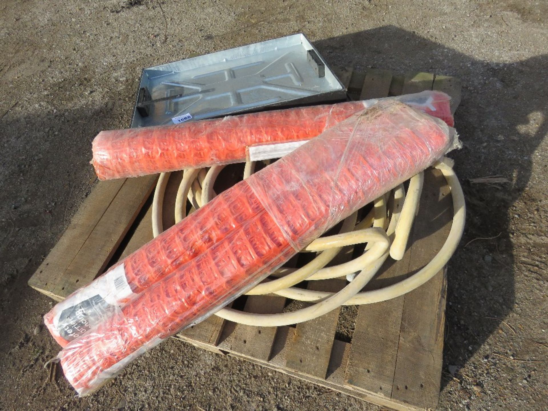 MANHOLE TOP, AIR HOSE PLUS 3 X SAFETY NETTING ROLLS. THIS LOT IS SOLD UNDER THE AUCTIONEERS MARGI - Image 2 of 4