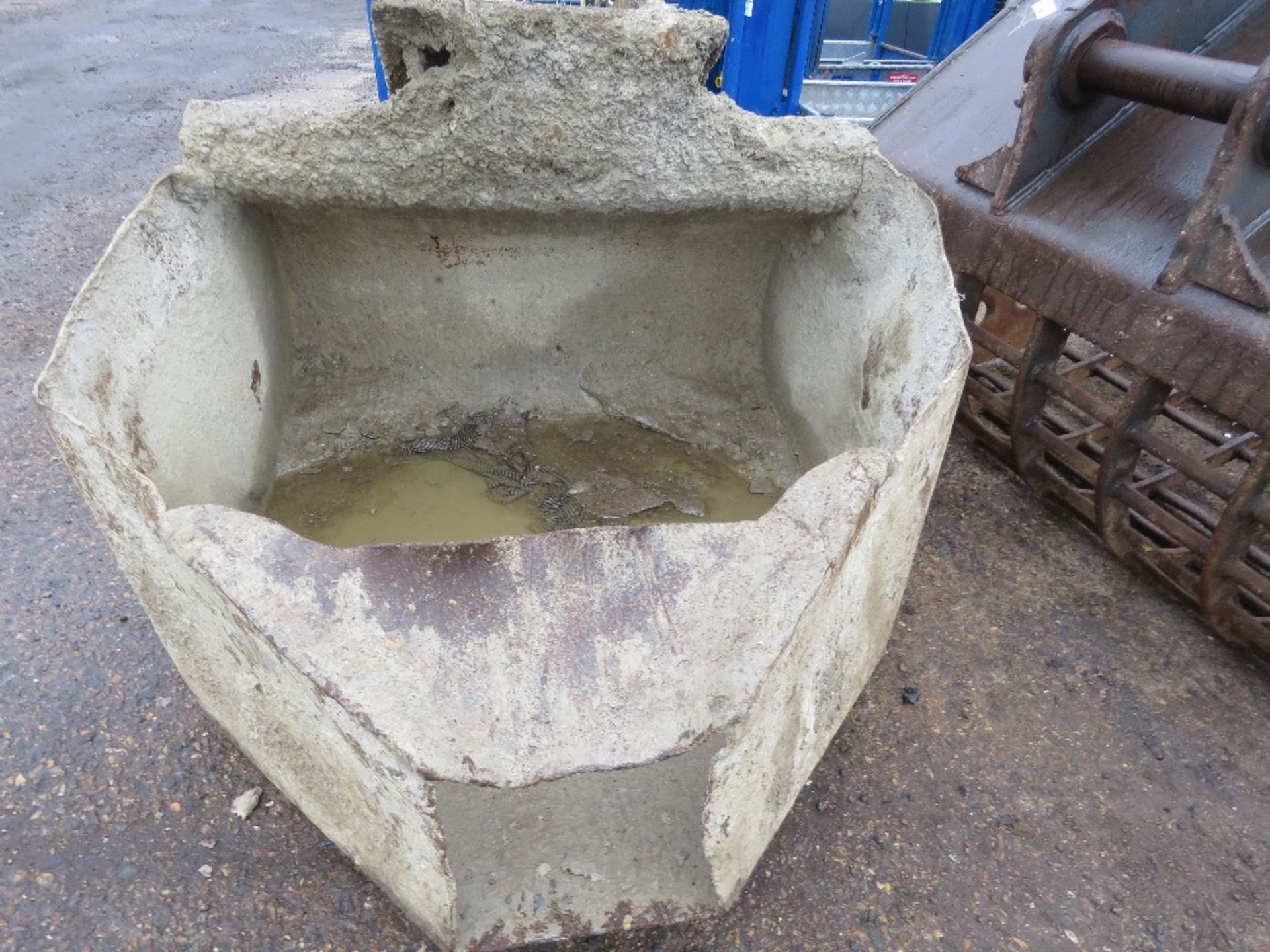 CONCRETE POURING FUNNEL BUCKET FOR 13/14 TONNE EXCAVATOR ON 65MM PINS. - Image 4 of 4