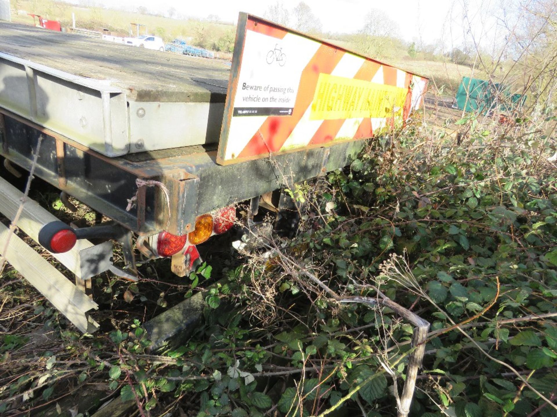 TWIN AXLED FLAT BED DRAWBAR TRAILER. 22FT BED WITH SAFETY ANTI FALL DROP IN SIDE POSTS. 2.55M WIDE. - Image 7 of 17