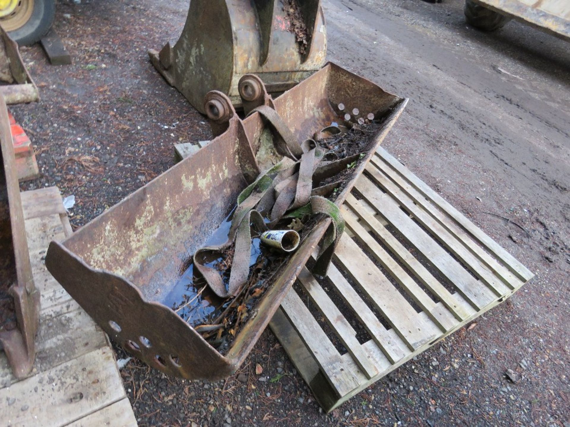 CAT 5FT WIDTH GRADING BUCKET ON 40MM PINS. THIS LOT IS SOLD UNDER THE AUCTIONEERS MARGIN SCHEME, - Image 2 of 3