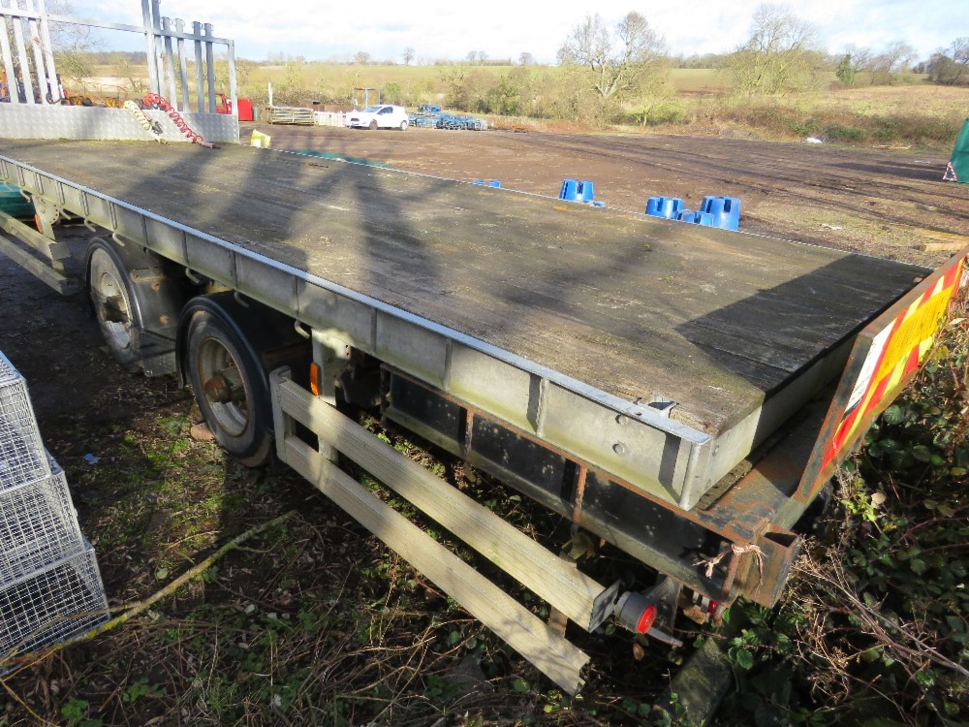 TWIN AXLED FLAT BED DRAWBAR TRAILER. 22FT BED WITH SAFETY ANTI FALL DROP IN SIDE POSTS. 2.55M WIDE. - Image 6 of 17