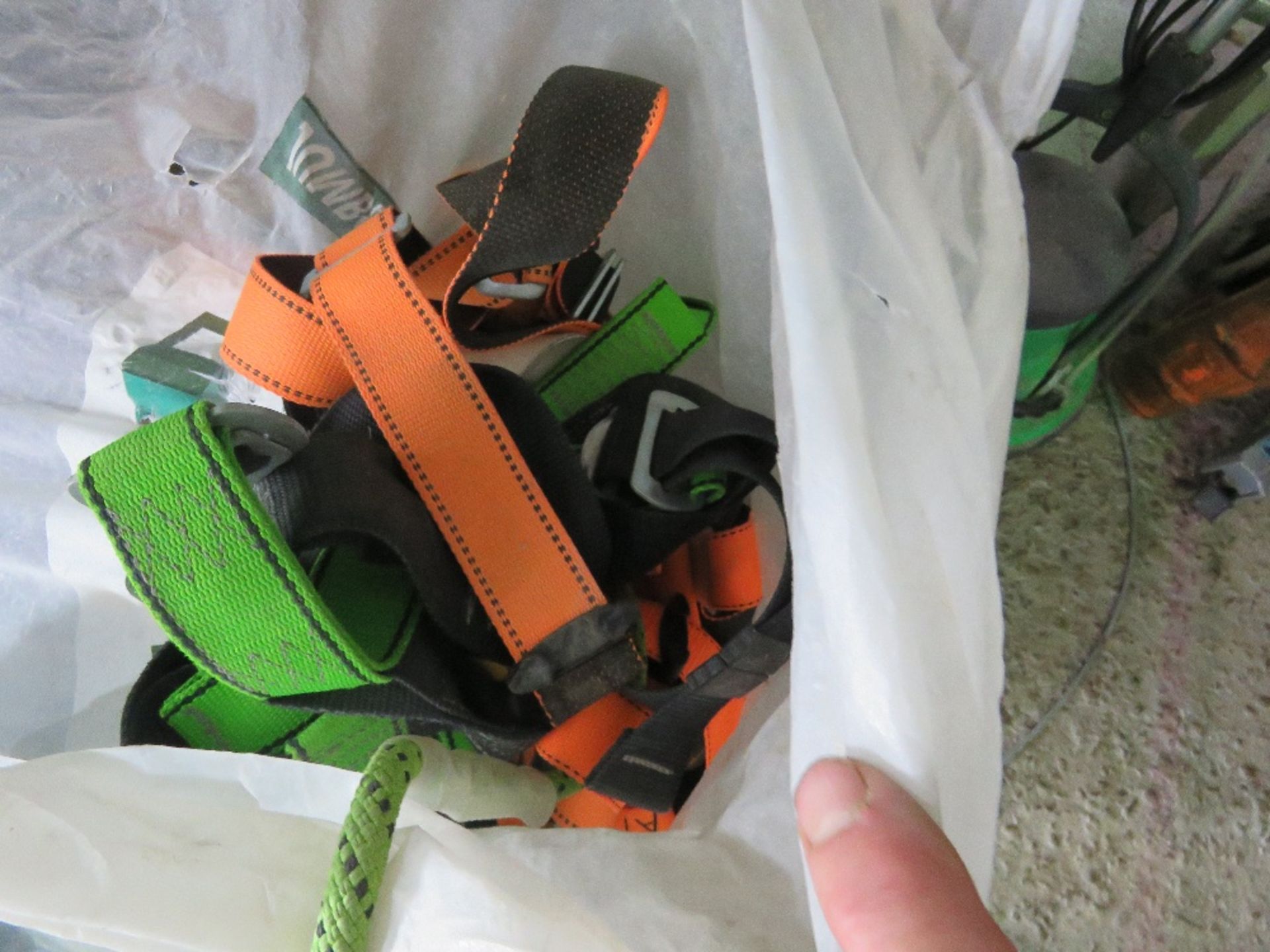 SAFETY HARNESS AND LIFTING SLINGS, UNCERTIFIED. SOURCED FROM COMPANY LIQUIDATION. - Image 3 of 4