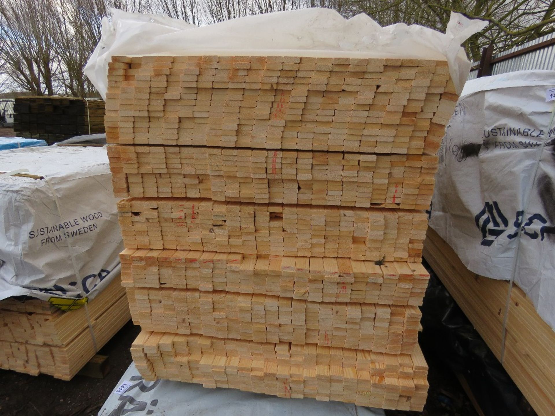 EXTRA LARGE PACK OF UNTREATED VENETIAN PALE / TRELLIS SLATS. 1.73M LENGTH X 45MM X 17MM APPROX. - Image 2 of 2