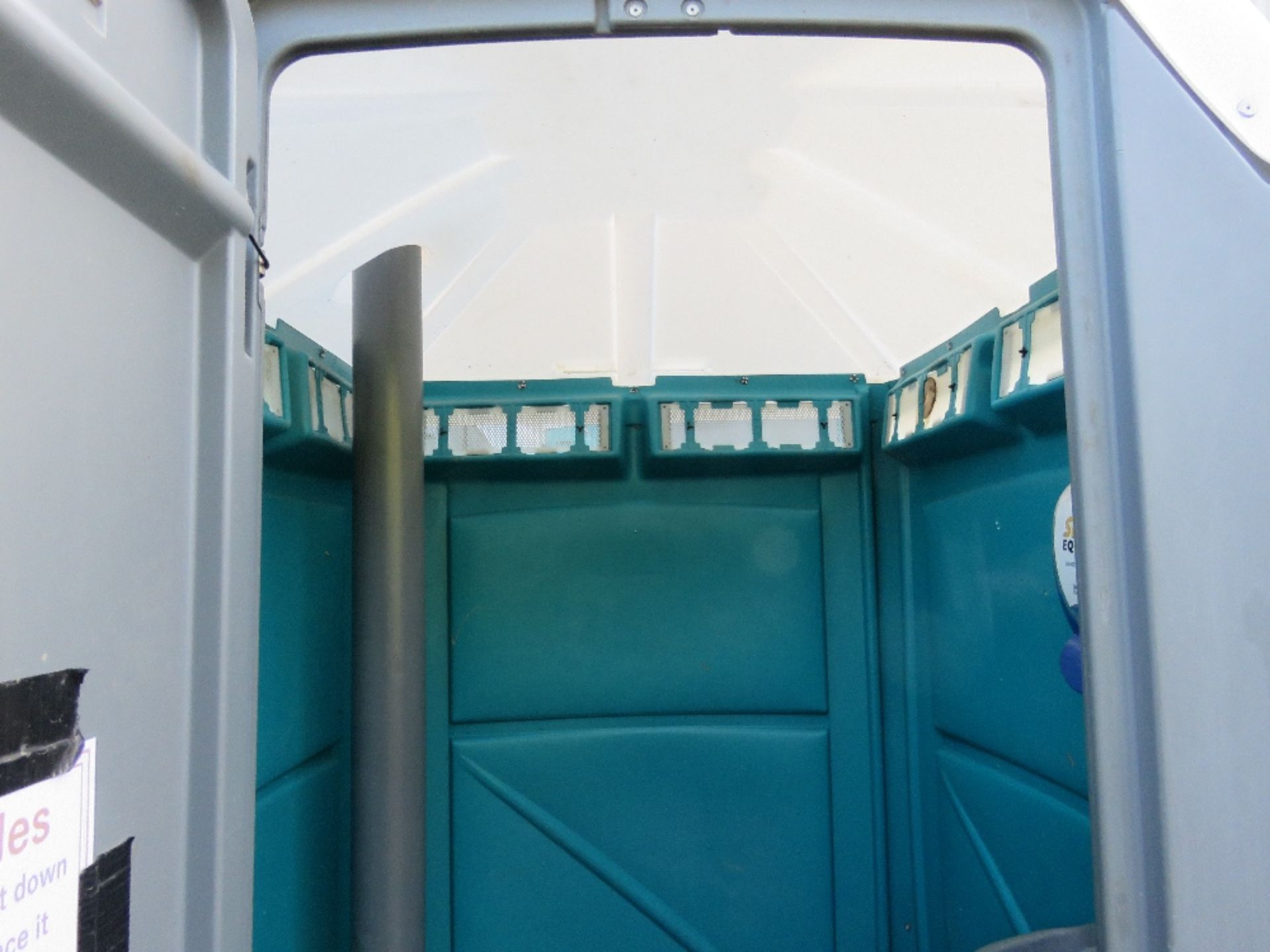 PORTABLE SITE TOILET WITH WASHBASIN AND URINAL. CLEANED AND BLUE DETERGENT ADDED READY FOR USE. T - Image 4 of 4