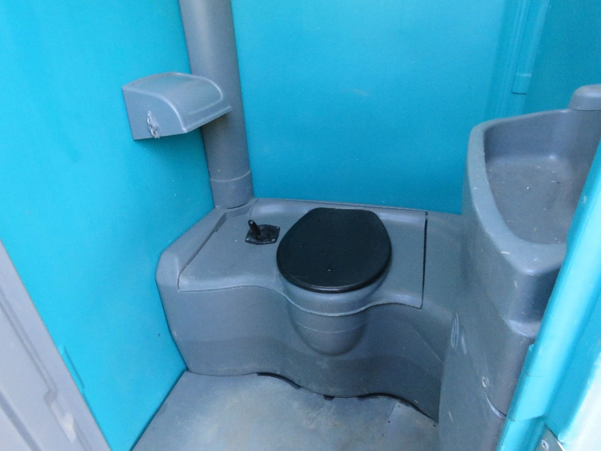 PORTABLE SITE TOILET WITH WASHBASIN . CLEANED AND BLUE DETERGENT ADDED READY FOR USE. THIS LOT IS - Image 2 of 3