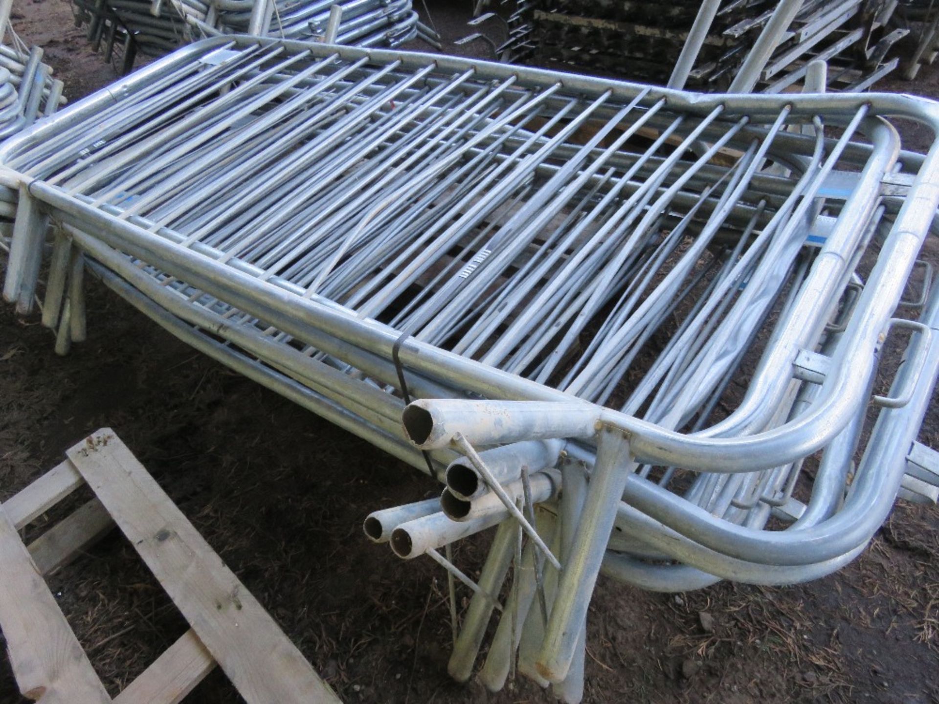 10 X SECOND GRADE METAL CROWD BARRIERS. THIS LOT IS SOLD UNDER THE AUCTIONEERS MARGIN SCHEME, THE - Image 3 of 3