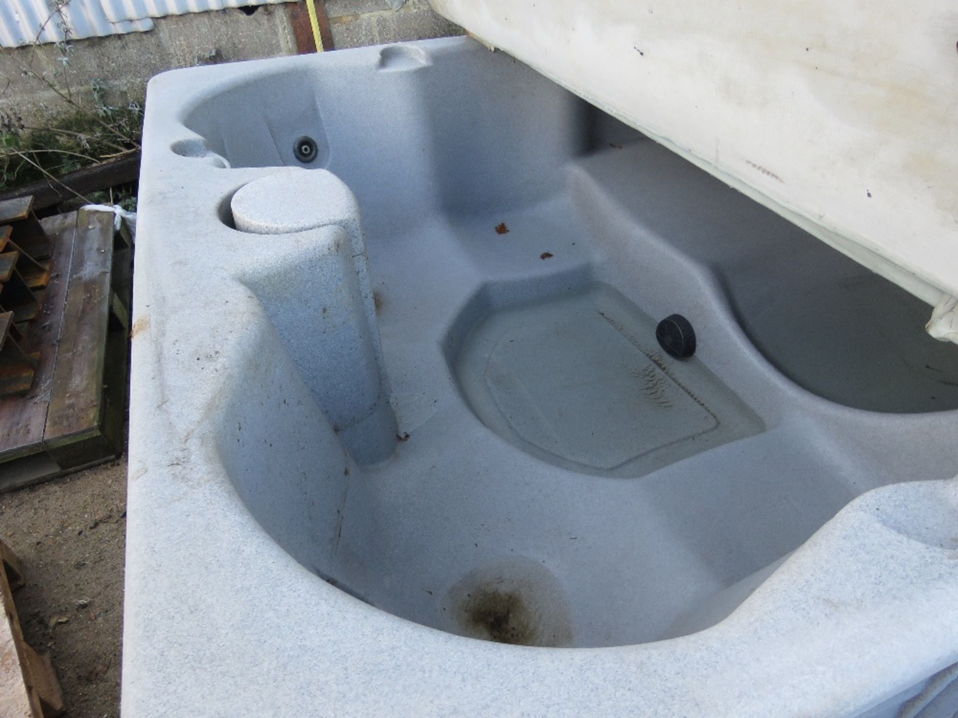 HARD SHELL HOT TUB JACUZZI UNIT WITH COVER AND STEPS. 6FT SQUARE APPROX. THIS LOT IS SOLD UNDER T - Image 2 of 6