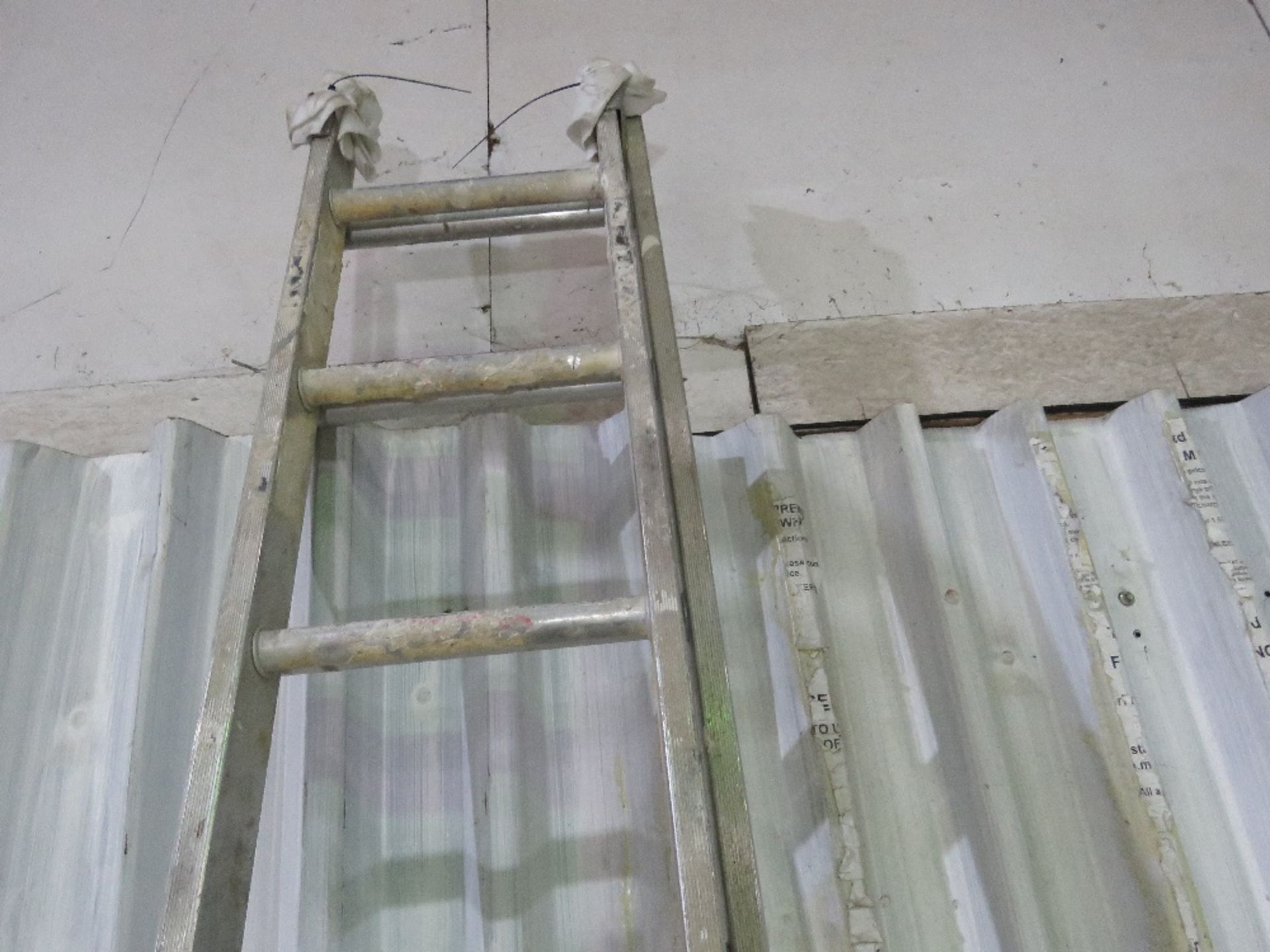 2 STAGE ALUMINIUM LADDER. SOURCED FROM COMPANY LIQUIDATION. - Image 3 of 4