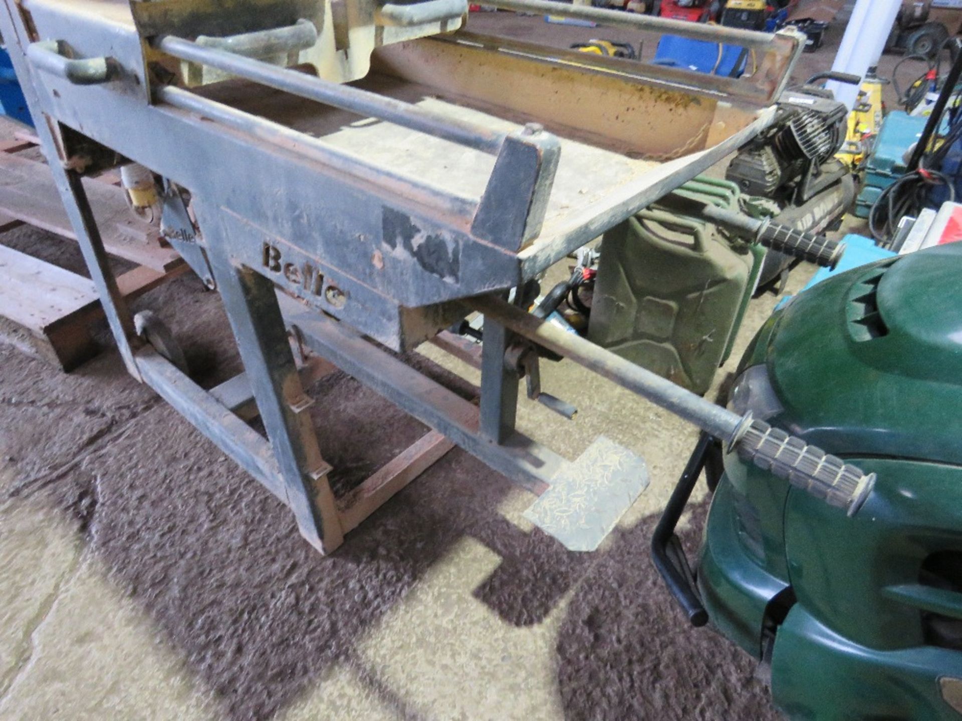 BELLE 110VOLT POWERED BLOCK CUTTING SAWBENCH. - Image 6 of 10