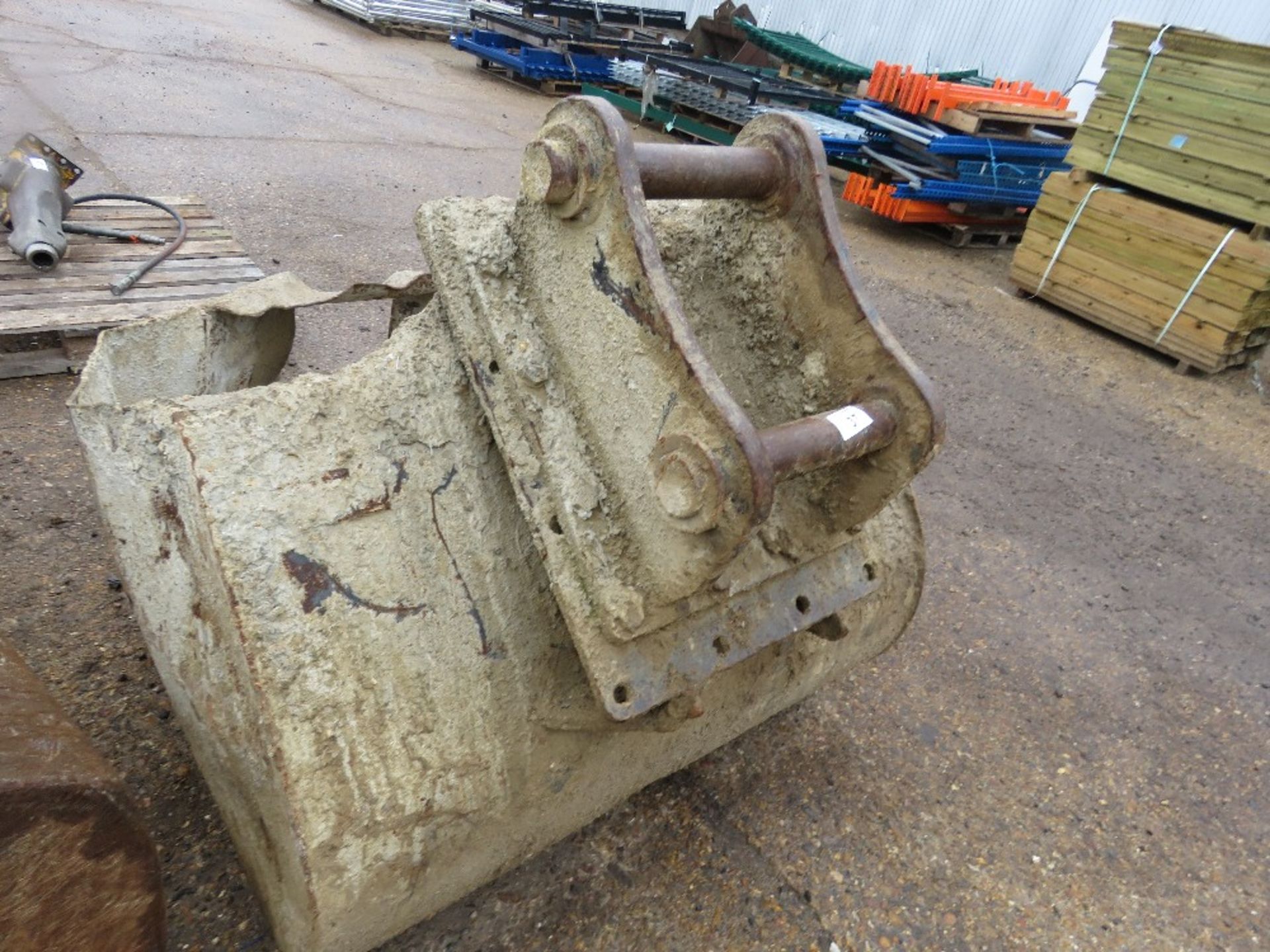 CONCRETE POURING FUNNEL BUCKET FOR 13/14 TONNE EXCAVATOR ON 65MM PINS. - Image 3 of 4