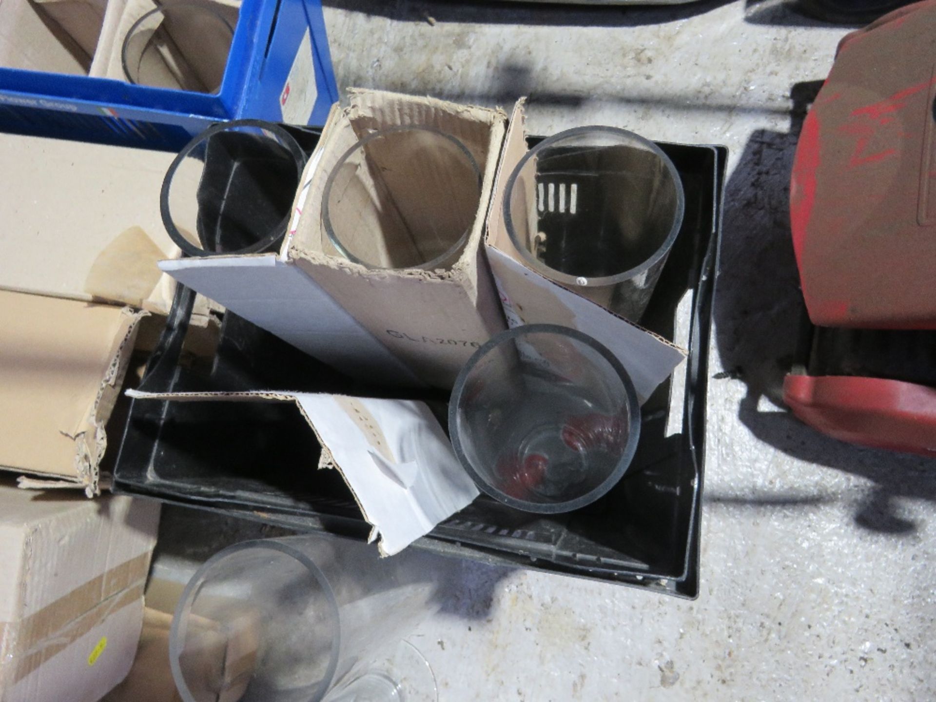 LARGE QUANTITY OF FLORIST'S GLASS VASES AND BOWLS. THIS LOT IS SOLD UNDER THE AUCTIONEERS MARGIN - Image 3 of 5