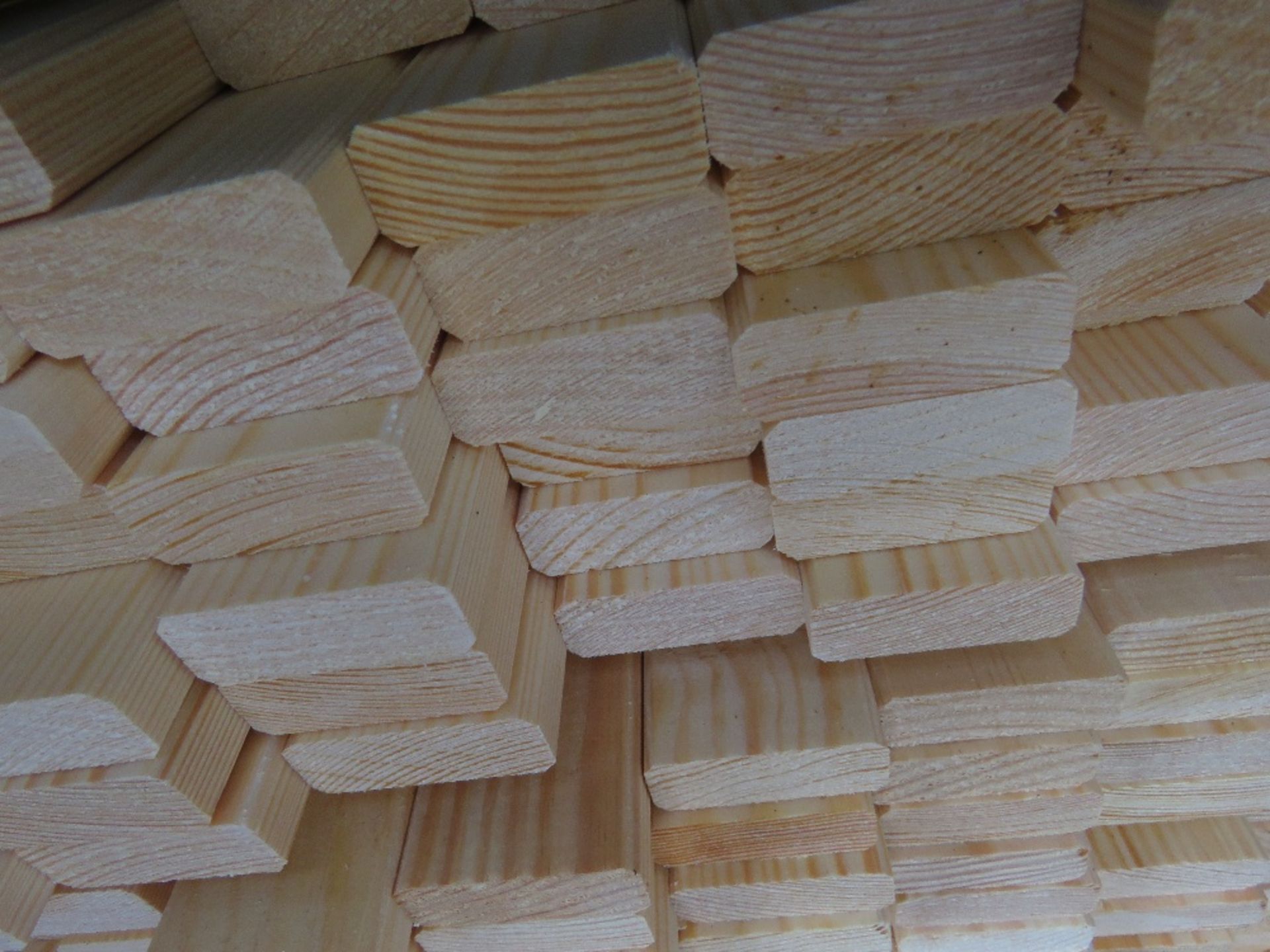 2 X PACKS OF UNTREATED VENETIAN PALE FENCE CLADDING TIMBER SLATS: 1.75M AND 1.47M LENGTH X 45MM WID - Image 5 of 5